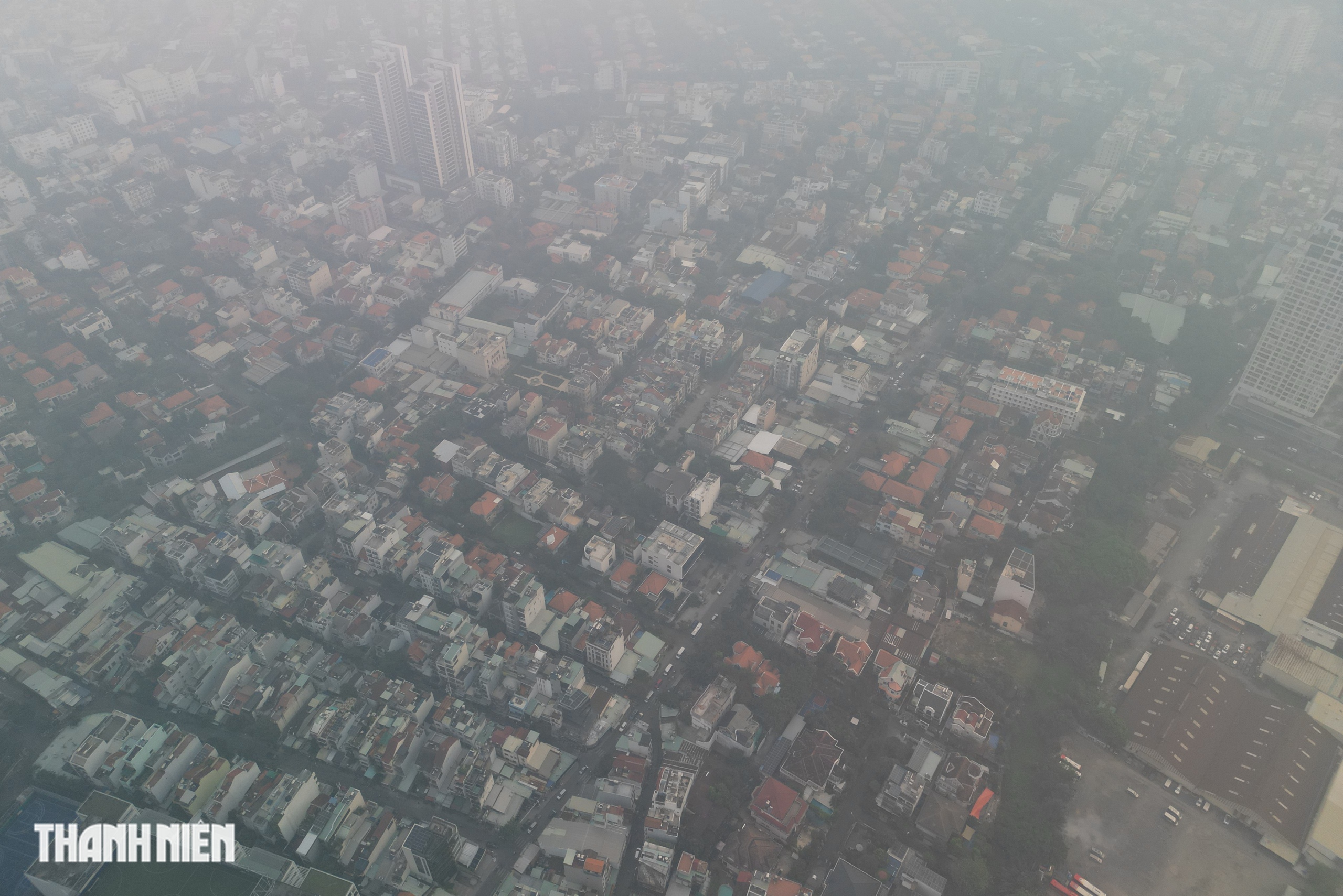 Bầu trời TP.HCM ch&igrave;m trong sương m&ugrave;, nh&agrave; cao tầng kh&ocirc;ng c&ograve;n nh&igrave;n thấy v&agrave;o s&aacute;ng nay - Ảnh 8.