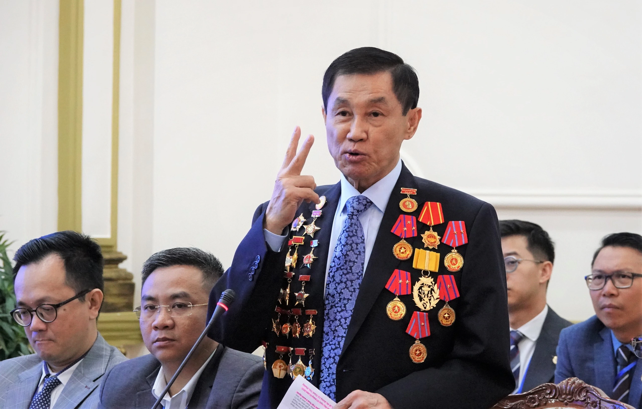 Tỷ phú Johnathan Hạnh Nguyễn được đề nghị tặng danh hiệu 'Anh hùng lao động' - Ảnh 1.