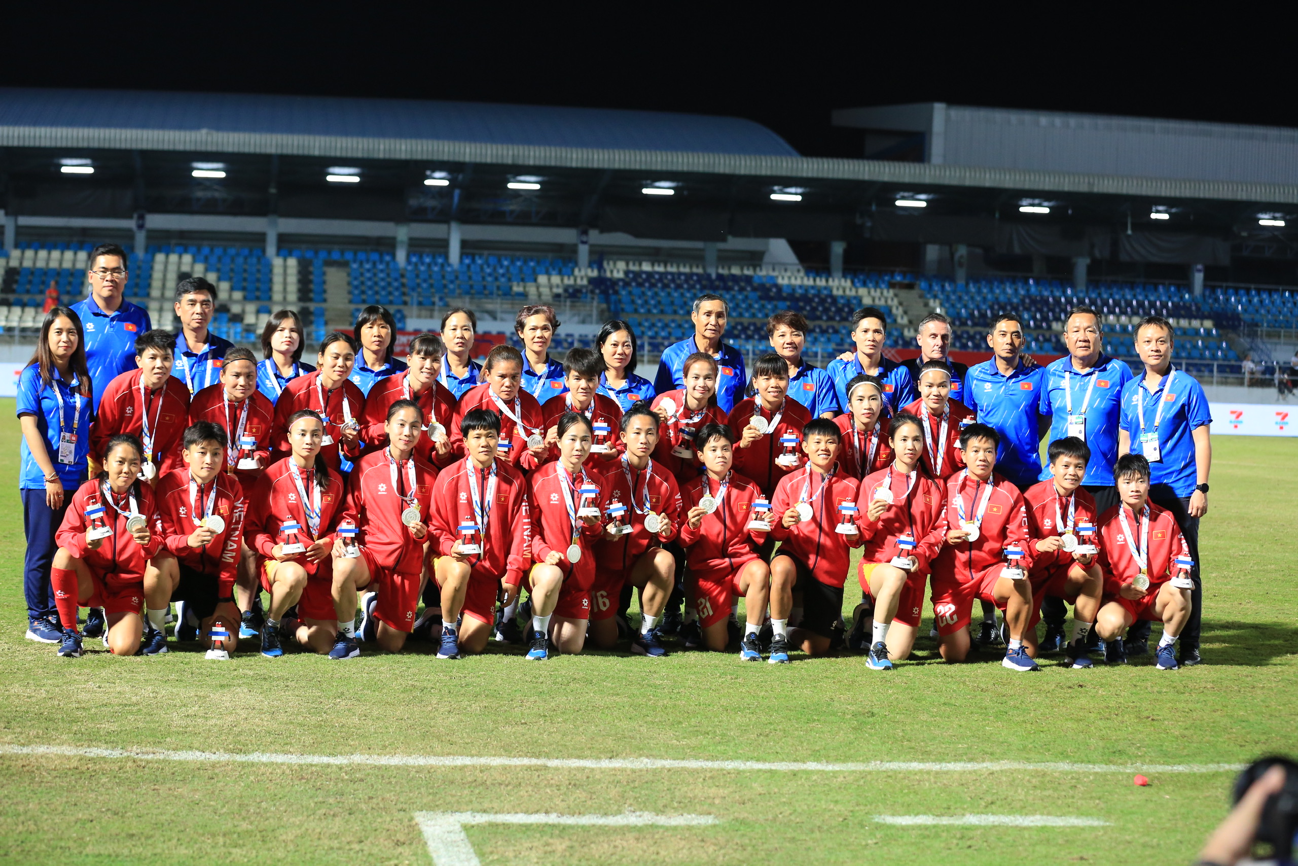 Ακόμα και χωρίς χρυσό μετάλλιο, η γυναικεία ομάδα του Βιετνάμ εξακολουθεί να λάμπει! - Φωτογραφία 13. Không cần HCV, đội tuyển nữ Việt Nam vẫn tỏa sáng lấp lánh! - Ảnh 13.