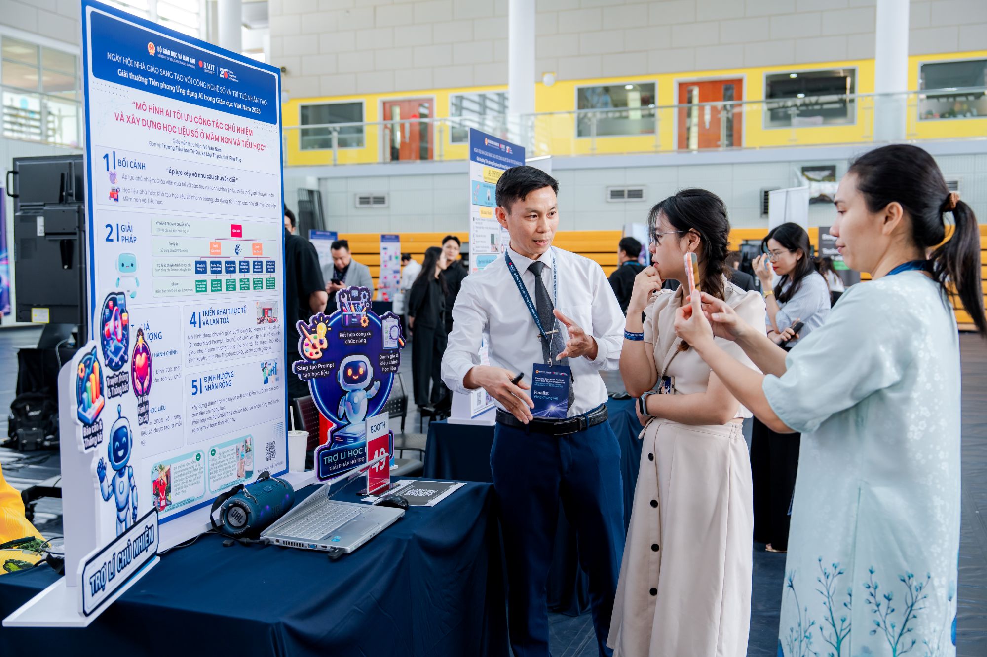 Ng&agrave;y hội nh&agrave; gi&aacute;o s&aacute;ng tạo 2025: T&ocirc;n vinh c&aacute;c s&aacute;ng kiến ứng dụng AI trong giảng dạy - Ảnh 2.