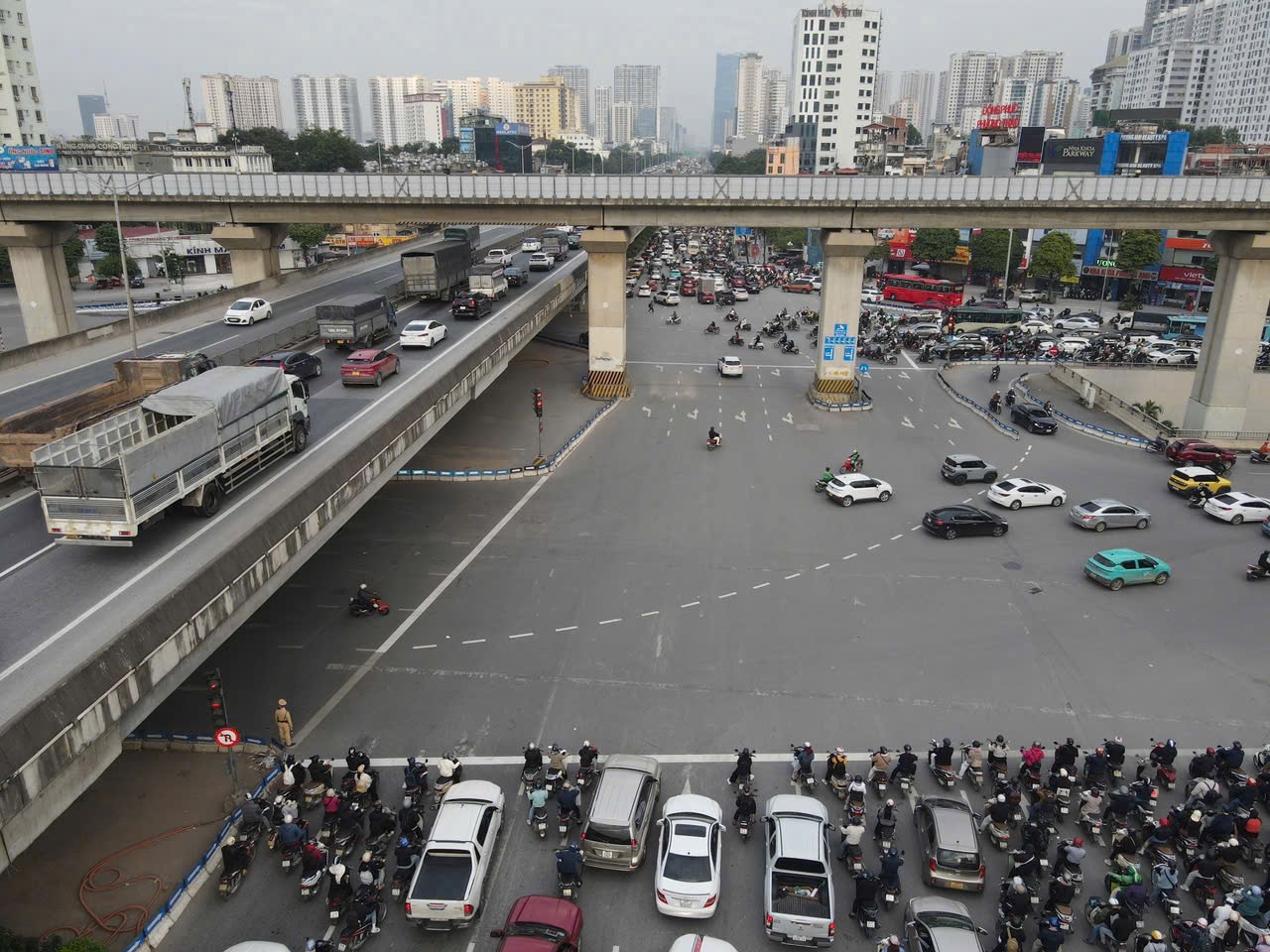 5 ngày camera AI phát hiện 759 trường hợp vi phạm, chủ yếu là vượt đèn đỏ- Ảnh 3. 5 ngày camera AI phát hiện 759 trường hợp vi phạm, chủ yếu là vượt đèn đỏ- Ảnh 3.