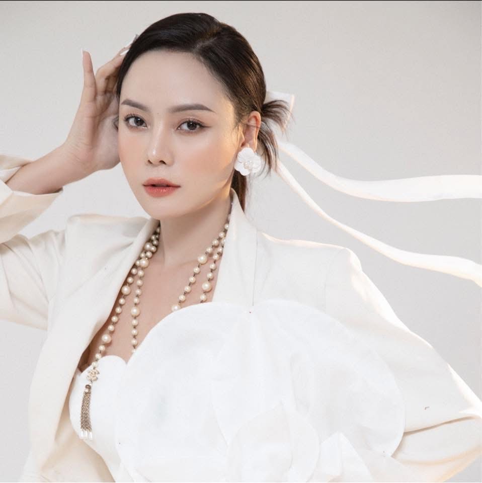 Nhan sắc gợi cảm của nữ chủ tịch Nguyễn Huyền Trang gây bão trên phim giờ vàng - Ảnh 2.