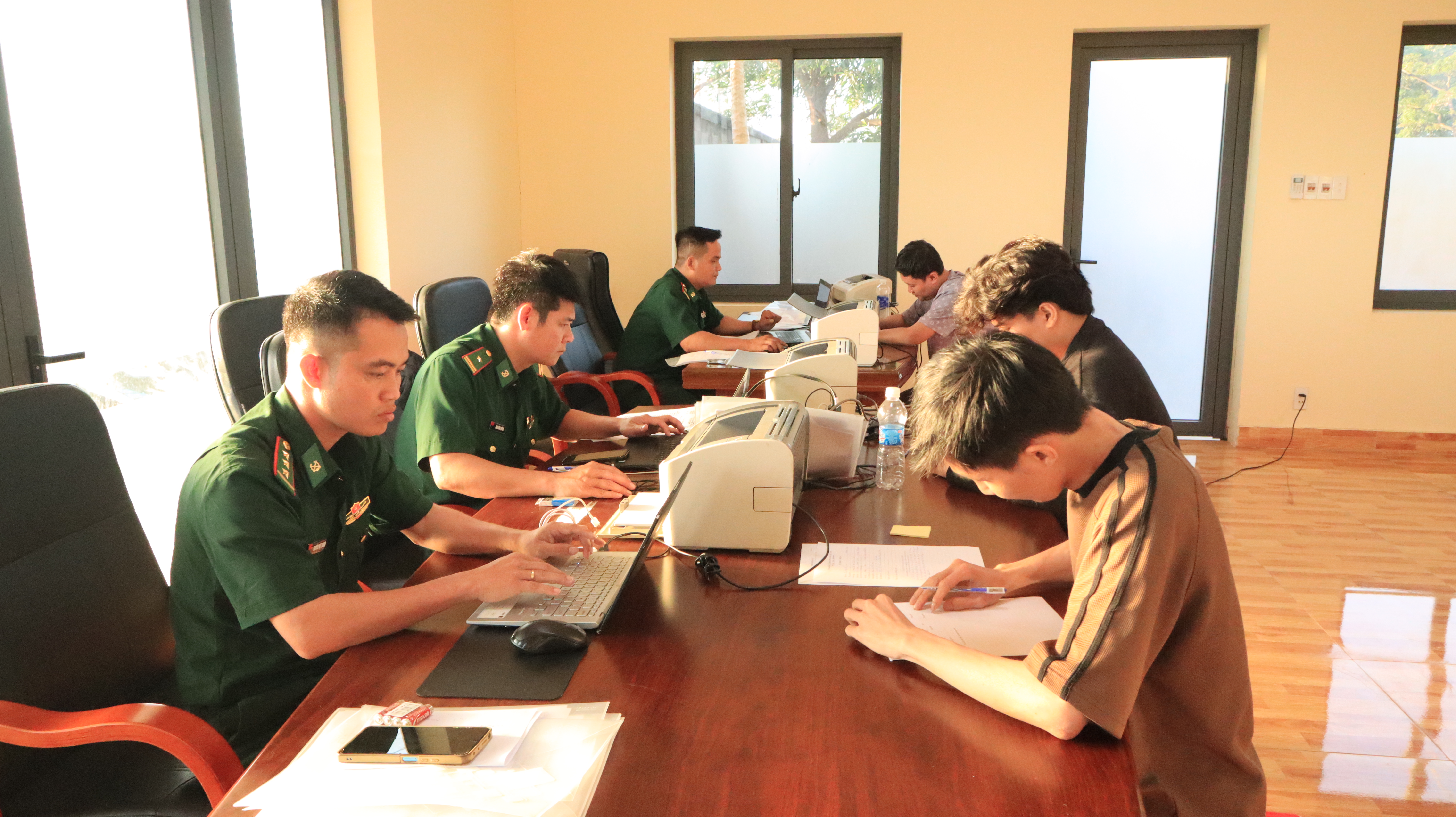 Đồng Nai tiếp nhận 63 công dân Việt Nam do phía Campuchia trao trả - Ảnh 4.