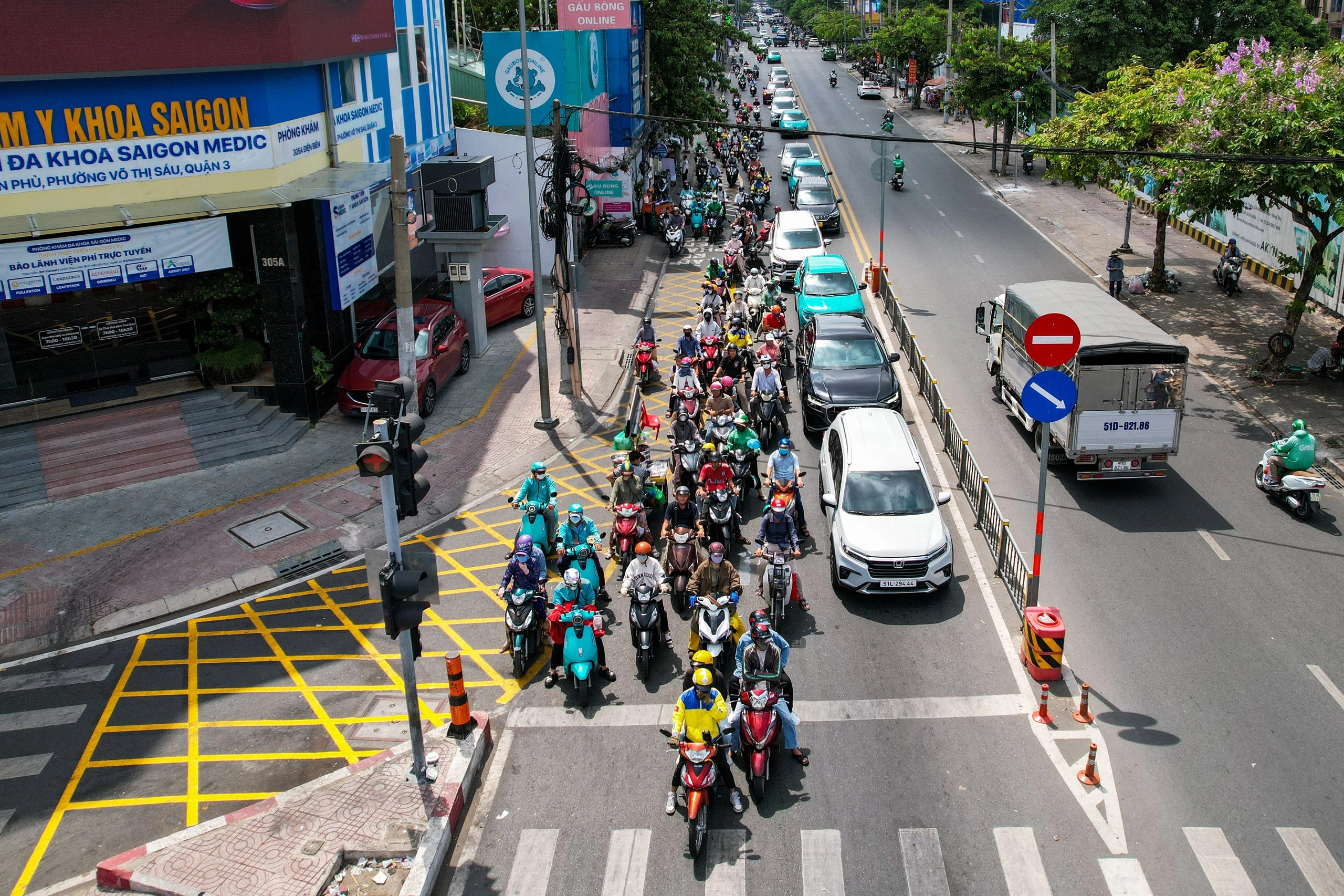 Ô tô dừng choán vạch mắt võng gây bức xúc, xử phạt ra sao? - Ảnh 2.