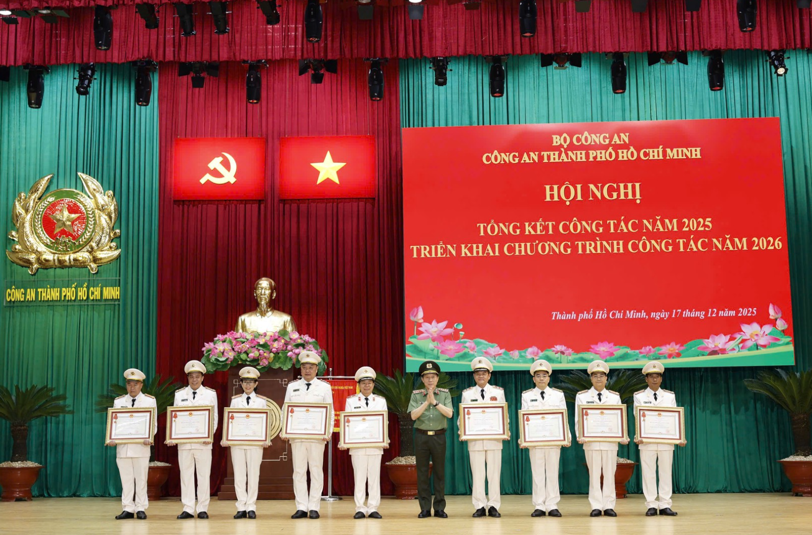 Bộ trưởng Lương Tam Quang dự hội nghị tổng kết công tác 2025 của Công an TP.HCM - Ảnh 2.