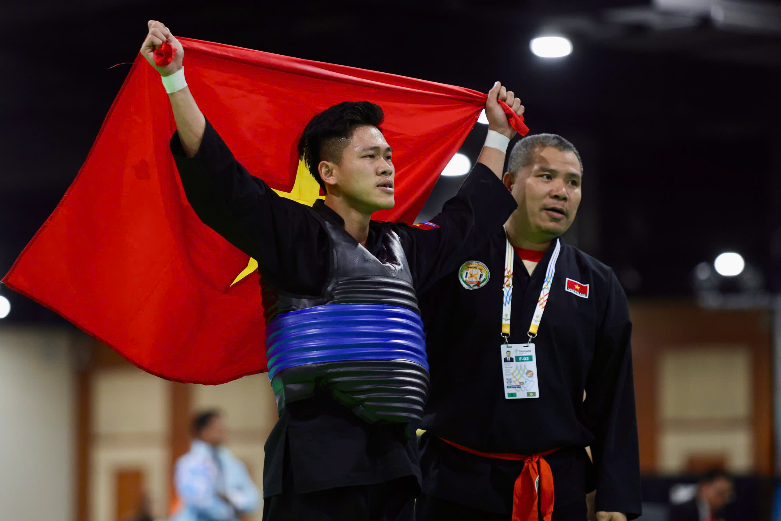 Đối thủ Thái Lan chơi xấu, trọng tài xử ép: Võ sĩ Nguyễn Tấn Sang vẫn kiên cường đoạt HCV- Ảnh 6.