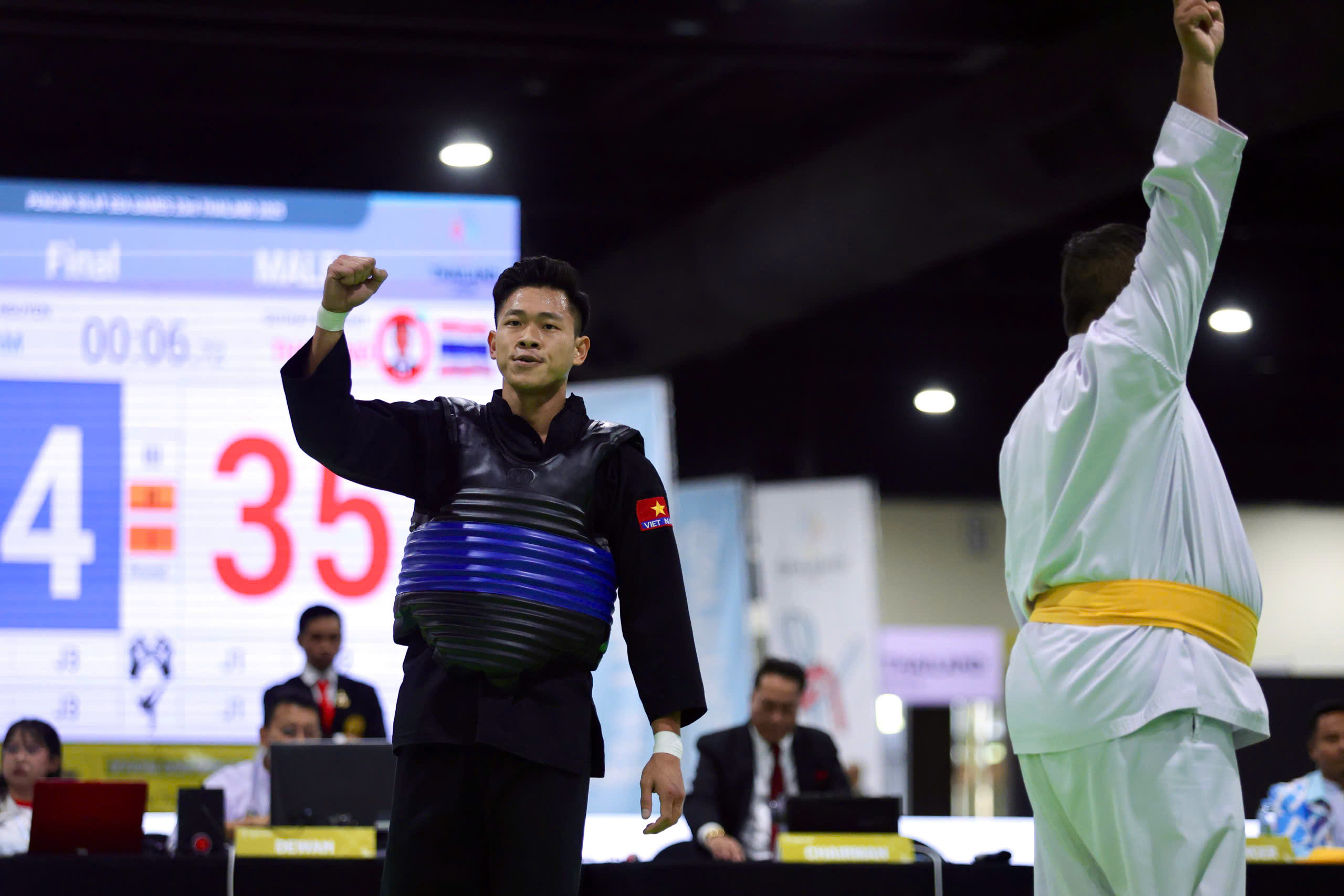 Đối thủ Thái Lan chơi xấu, trọng tài xử ép: Võ sĩ Nguyễn Tấn Sang vẫn kiên cường đoạt HCV- Ảnh 5.