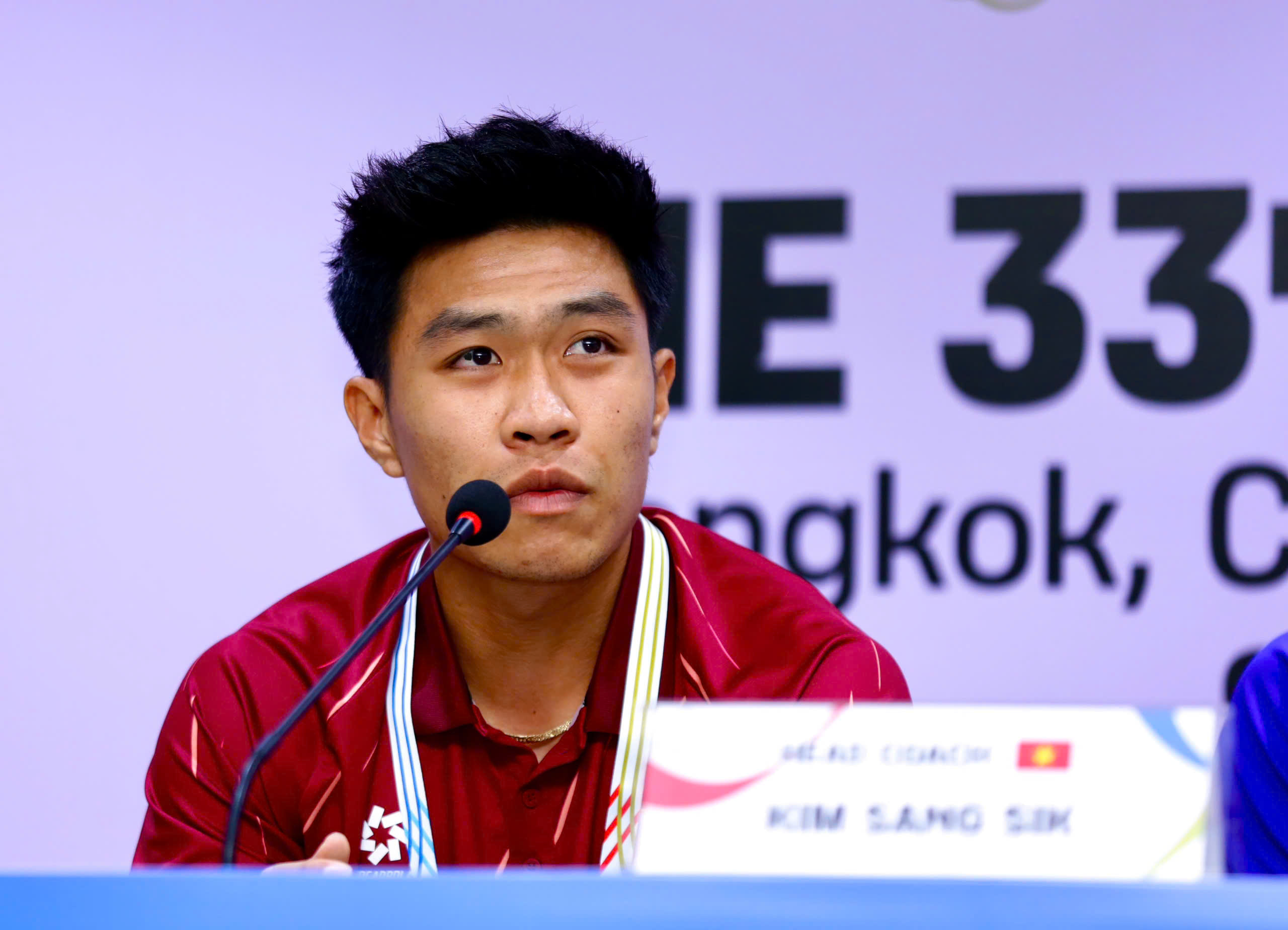 Lý Đức 'bắn' tiếng Anh như gió, quyết gieo sầu ở Rajamangala: Trung vệ Thái Lan lập tức phản biện- Ảnh 1.