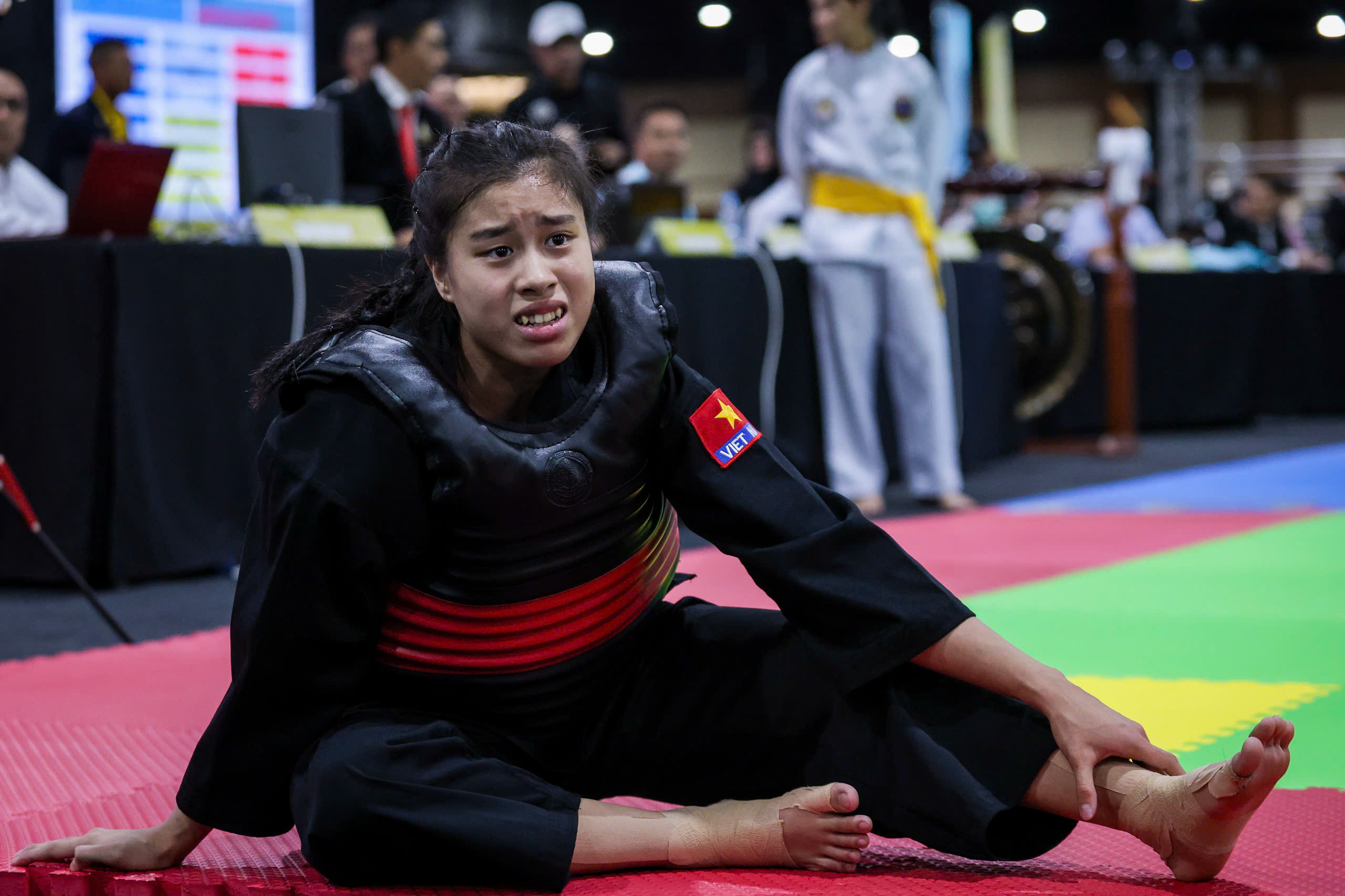 Xúc động hình ảnh nữ võ sĩ Việt Nam tự nắn ngón chân vì giãn dây chằng, tiếp tục chiến đấu- Ảnh 2.