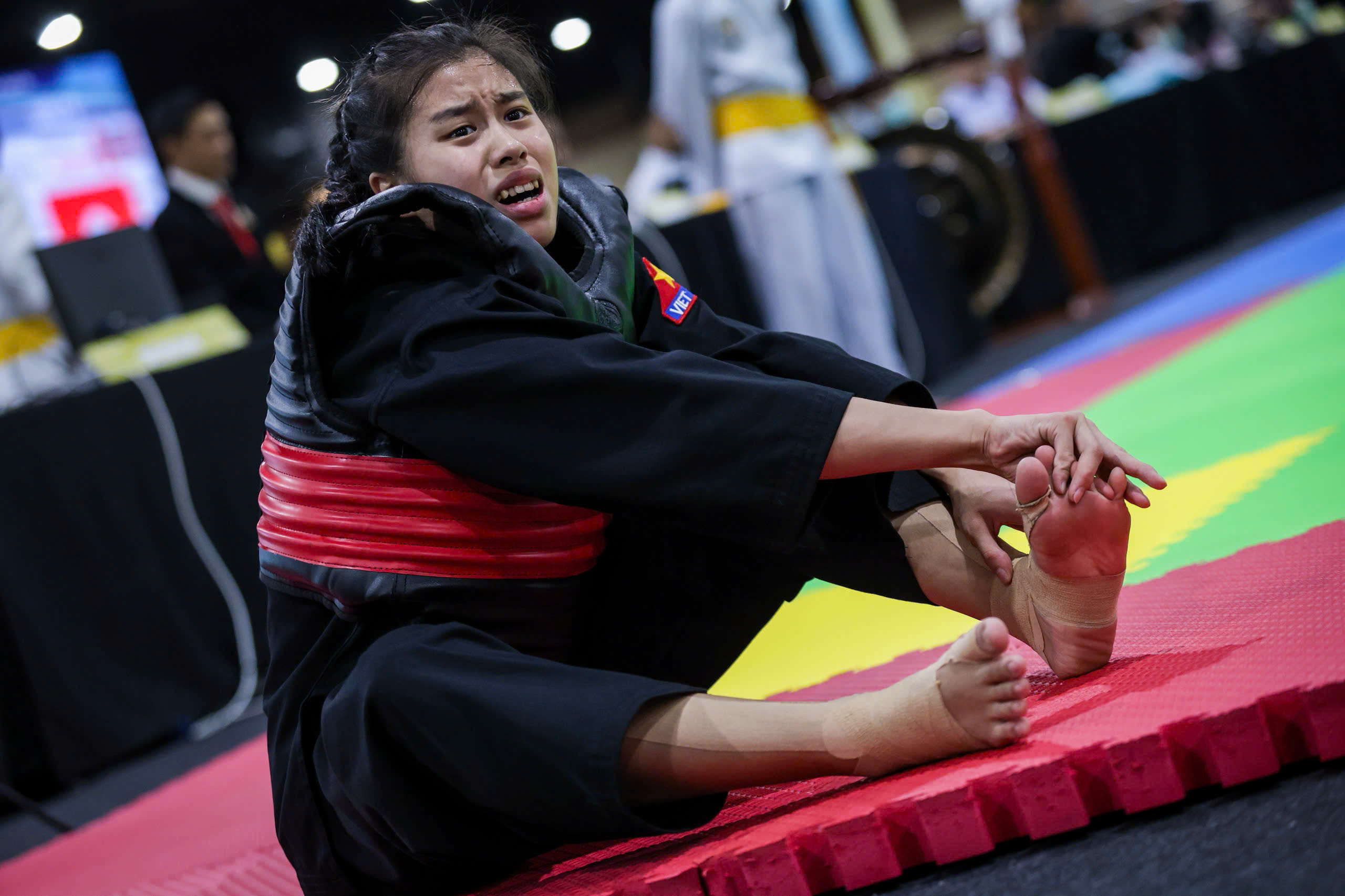 Xúc động hình ảnh nữ võ sĩ Việt Nam tự nắn ngón chân vì giãn dây chằng, tiếp tục chiến đấu- Ảnh 3.