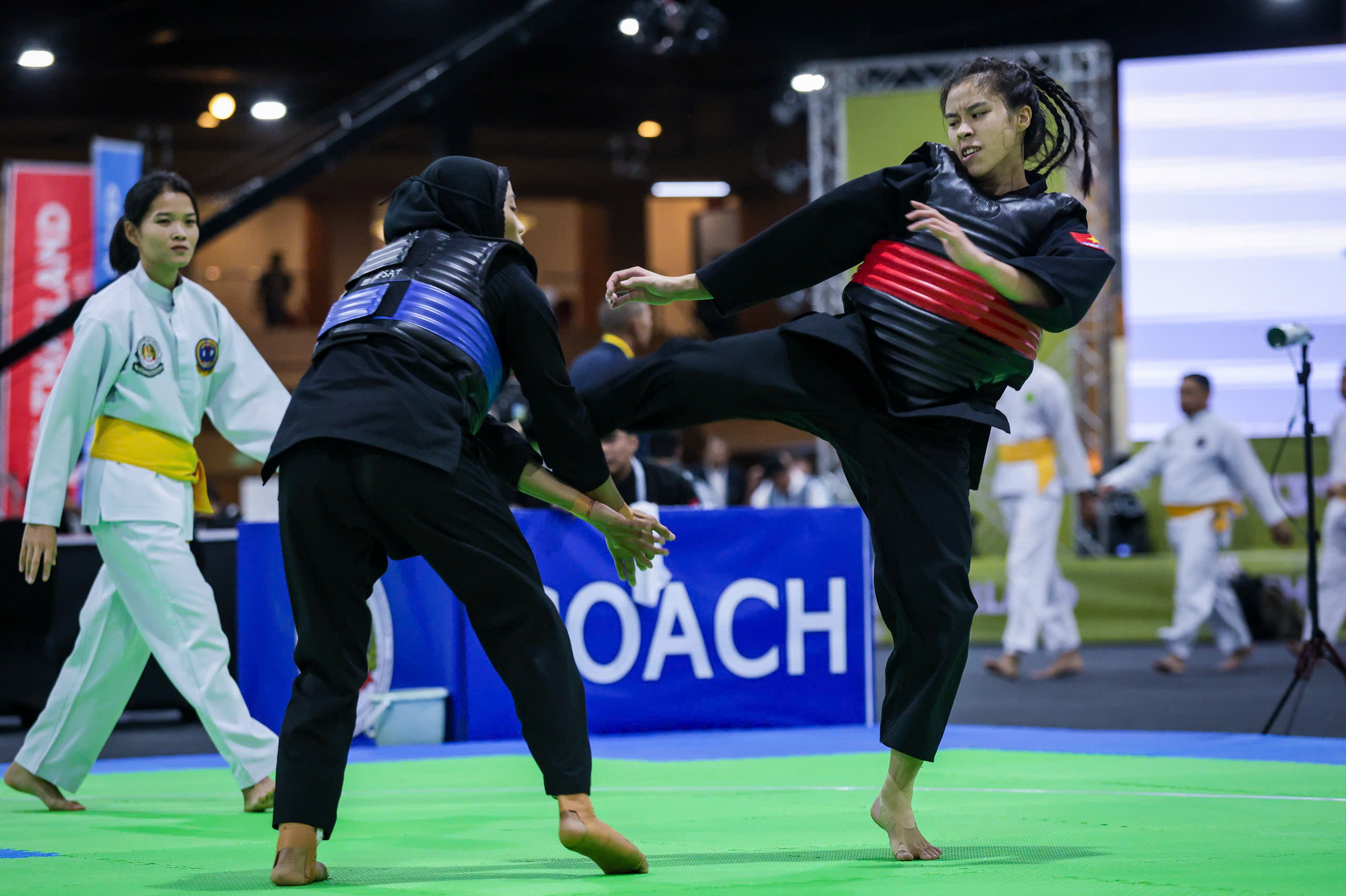 Xúc động hình ảnh nữ võ sĩ Việt Nam tự nắn ngón chân vì giãn dây chằng, tiếp tục chiến đấu- Ảnh 1.