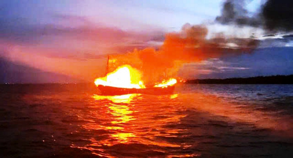 Đà Nẵng: 53 ngư dân buộc phải nhảy xuống biển vì tàu cá bất ngờ bốc cháy- Ảnh 1.