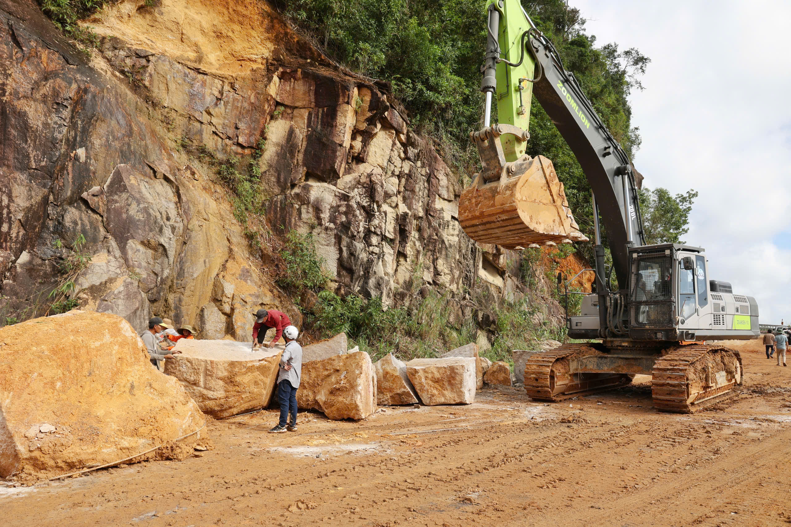 Vì sao chưa thể thông tuyến đèo Khánh Lê ? - Ảnh 1.