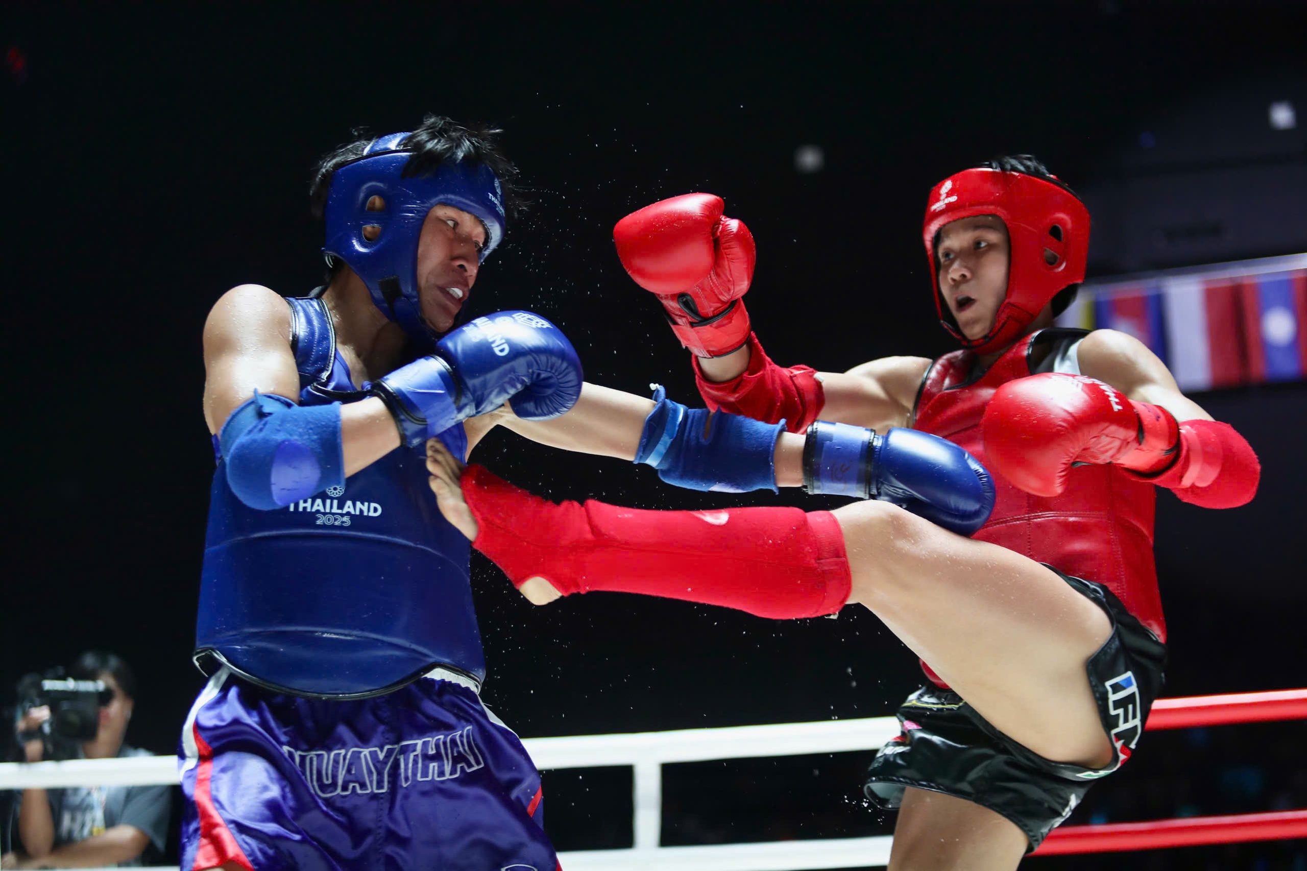 Chiến thuật đặc biệt giúp 2 võ sĩ muay Việt Nam đánh bại người Thái, lên đỉnh vinh quang!- Ảnh 1.