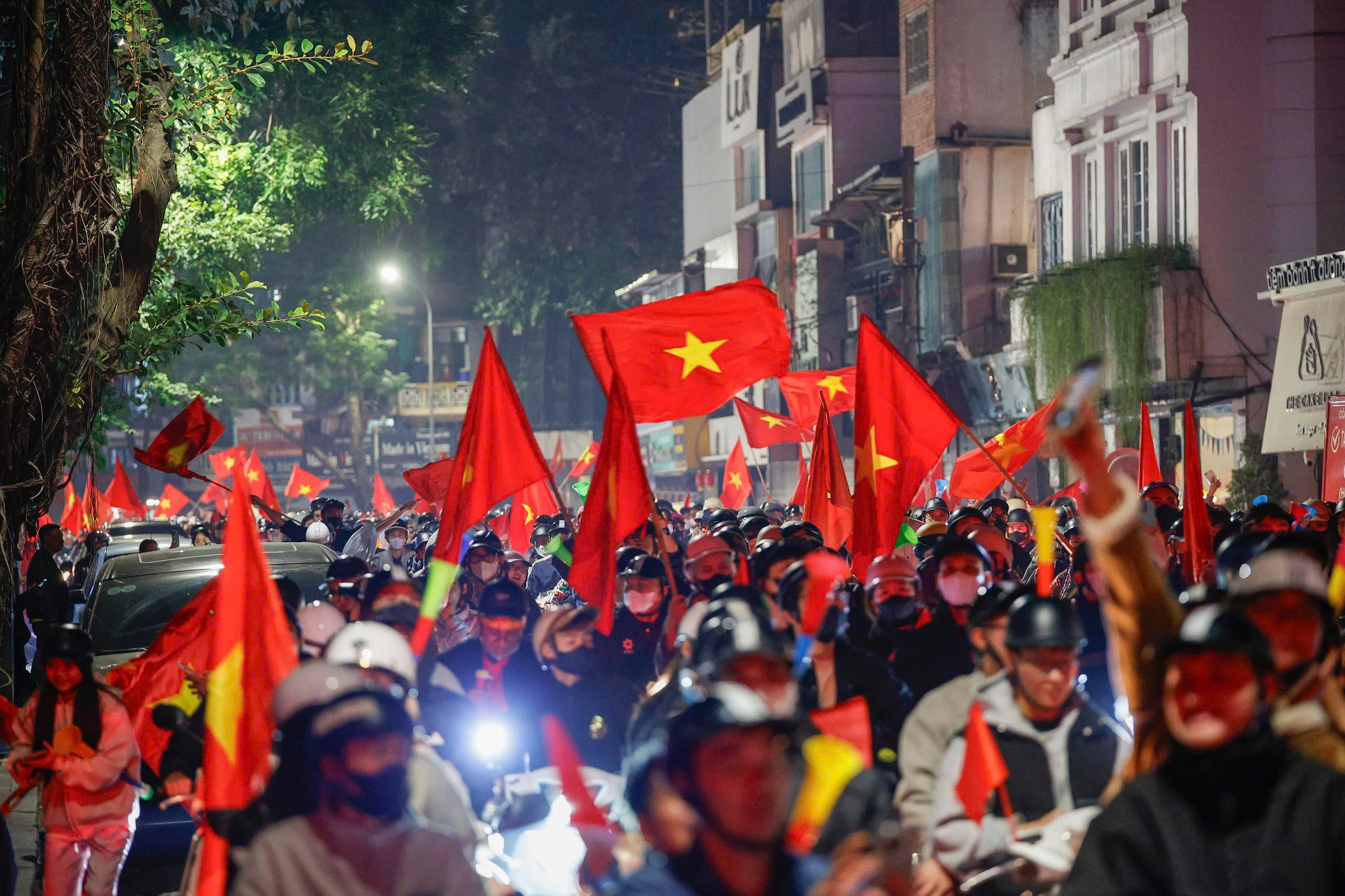 Người Hà Nội bắn pháo hoa, đi bão xuyên đêm mừng U.22 Việt Nam giành HCV SEA Games 33- Ảnh 2. Người Hà Nội bắn pháo hoa, đi bão xuyên đêm mừng U.22 Việt Nam giành HCV SEA Games 33- Ảnh 2.