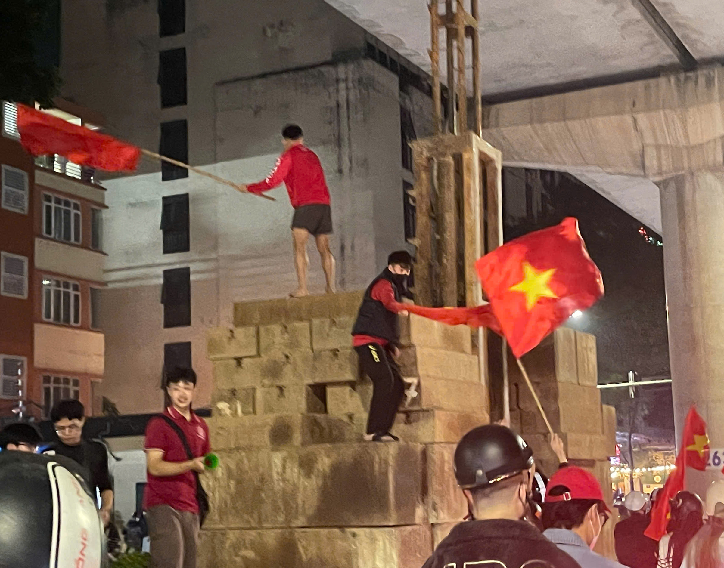 Người Hà Nội bắn pháo hoa, đi bão xuyên đêm mừng U.22 Việt Nam giành HCV SEA Games 33- Ảnh 22. Người Hà Nội bắn pháo hoa, đi bão xuyên đêm mừng U.22 Việt Nam giành HCV SEA Games 33- Ảnh 22.