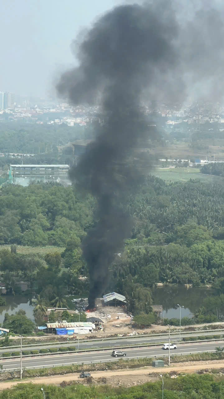 Cột khói đen cao hàng chục mét xộc thẳng vào căn hộ, cư dân chung cư TP.HCM khổ sở - Ảnh 1.