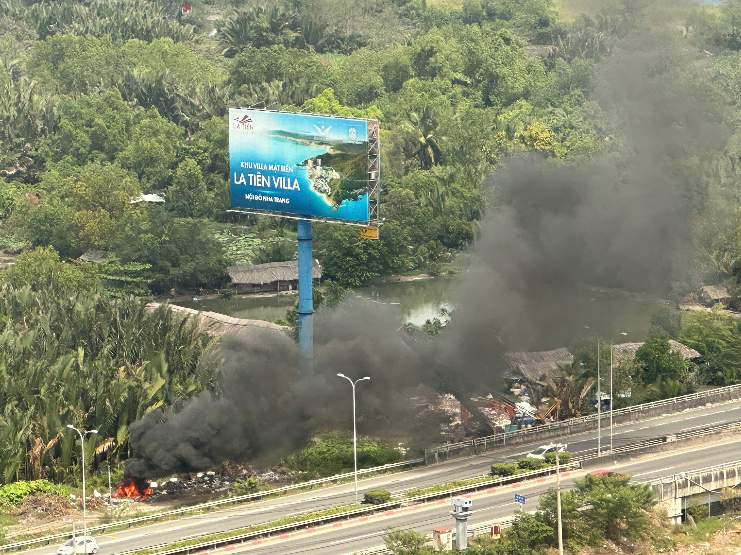 Cột khói đen cao hàng chục mét xộc thẳng vào căn hộ, cư dân chung cư TP.HCM khổ sở - Ảnh 2.