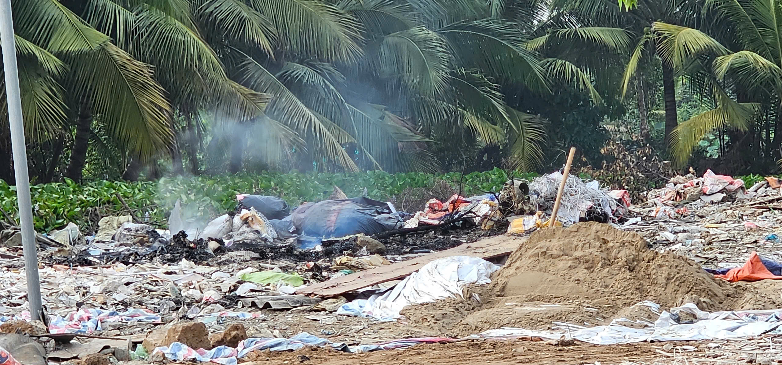 Cột khói đen cao hàng chục mét xộc thẳng vào căn hộ, cư dân chung cư TP.HCM khổ sở - Ảnh 4.