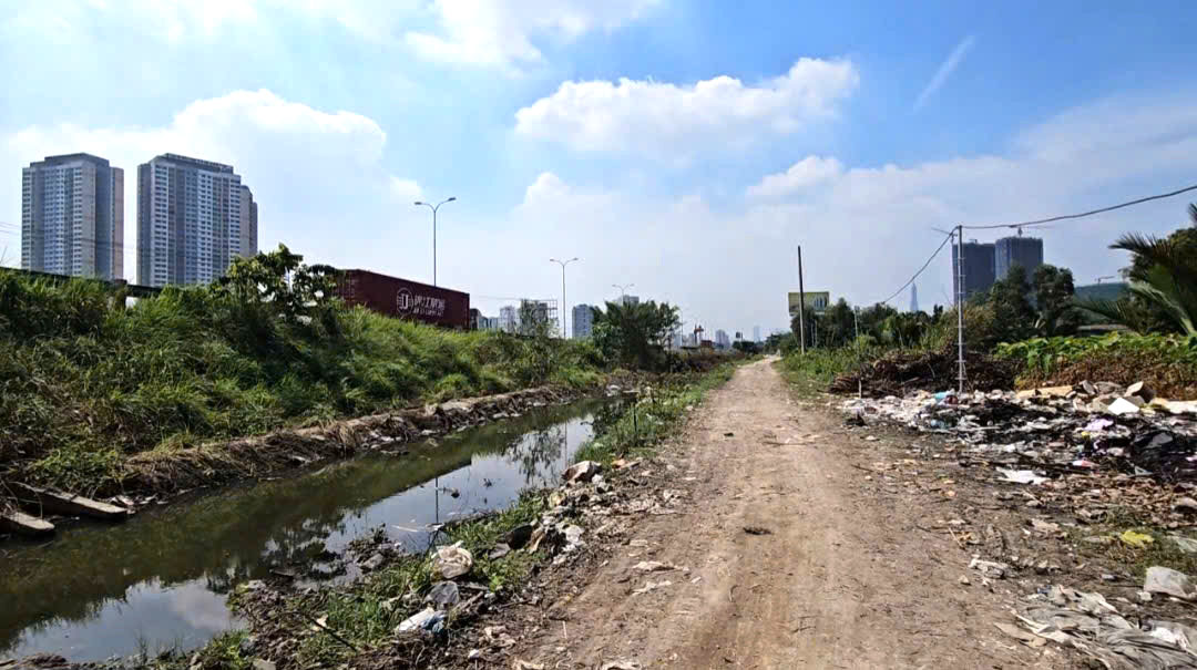 Cột khói đen cao hàng chục mét xộc thẳng vào căn hộ, cư dân chung cư TP.HCM khổ sở - Ảnh 5.