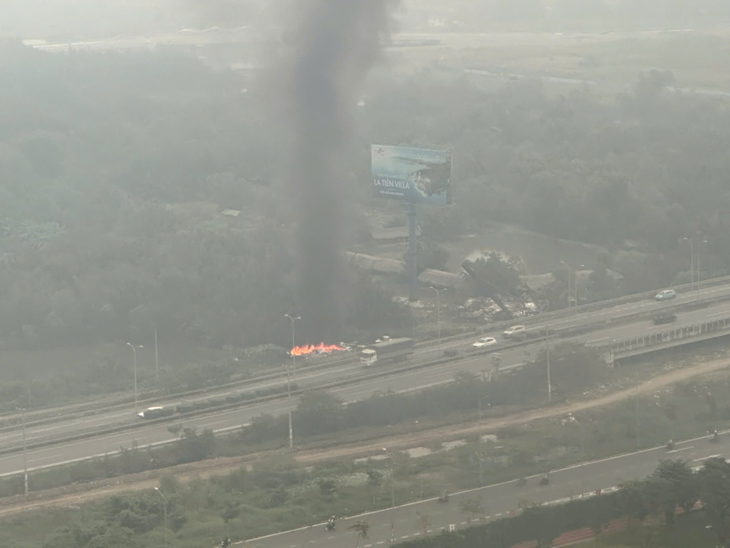 Cột khói đen cao hàng chục mét xộc thẳng vào căn hộ, cư dân chung cư TP.HCM khổ sở - Ảnh 6.