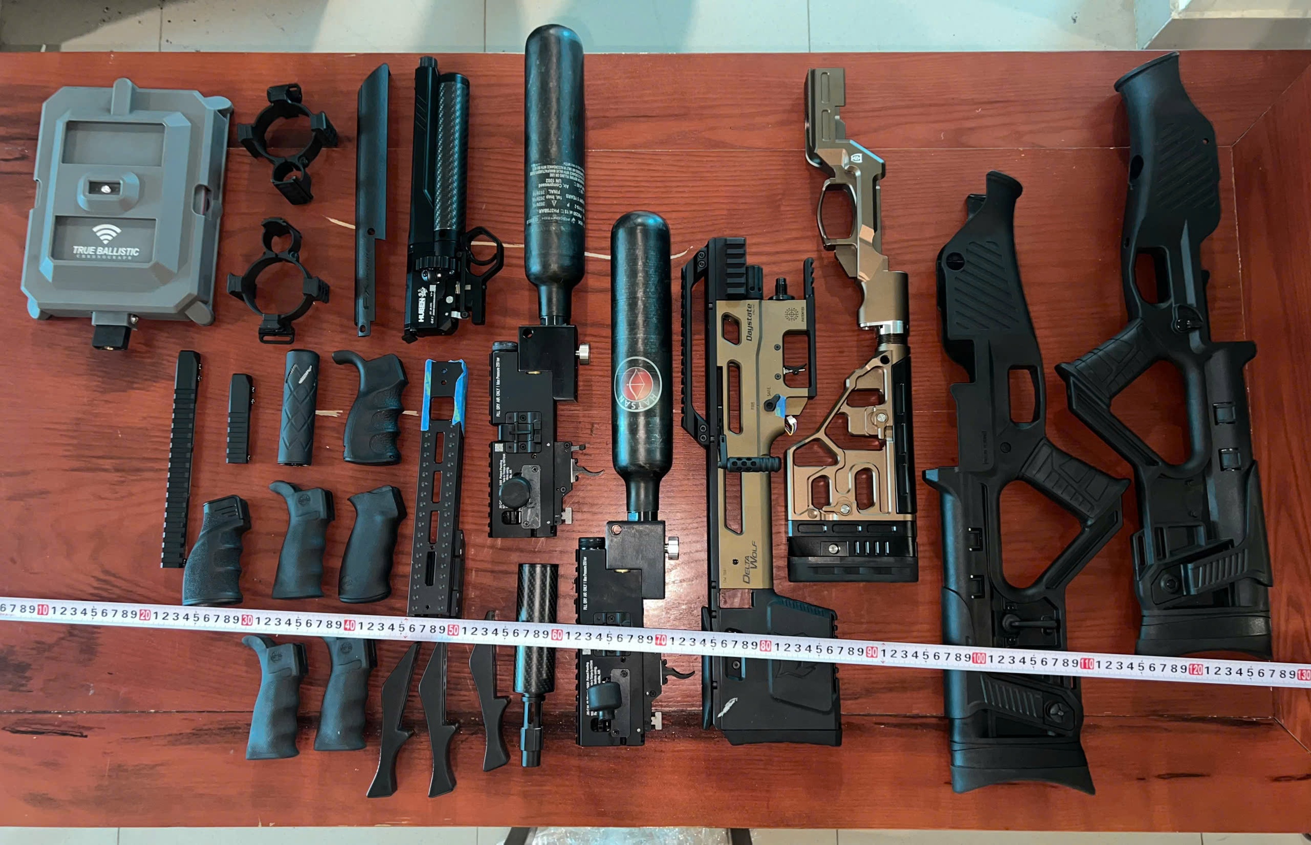 Quảng Trị: Phát hiện xe khách chở hàng trăm linh kiện lắp ráp súng- Ảnh 1.