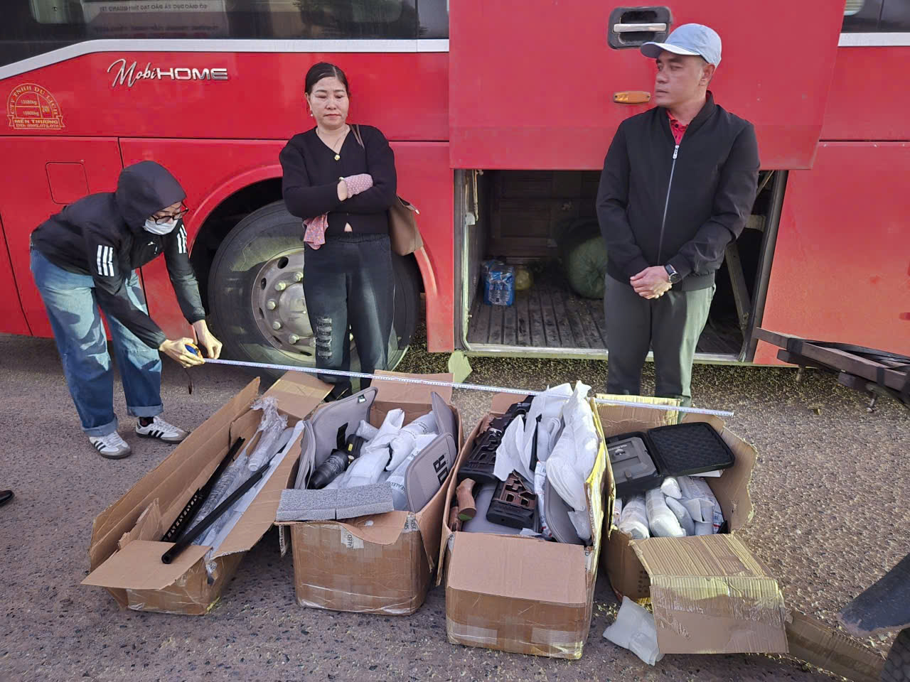 Quảng Trị: Phát hiện xe khách chở hàng trăm linh kiện lắp ráp súng- Ảnh 2.