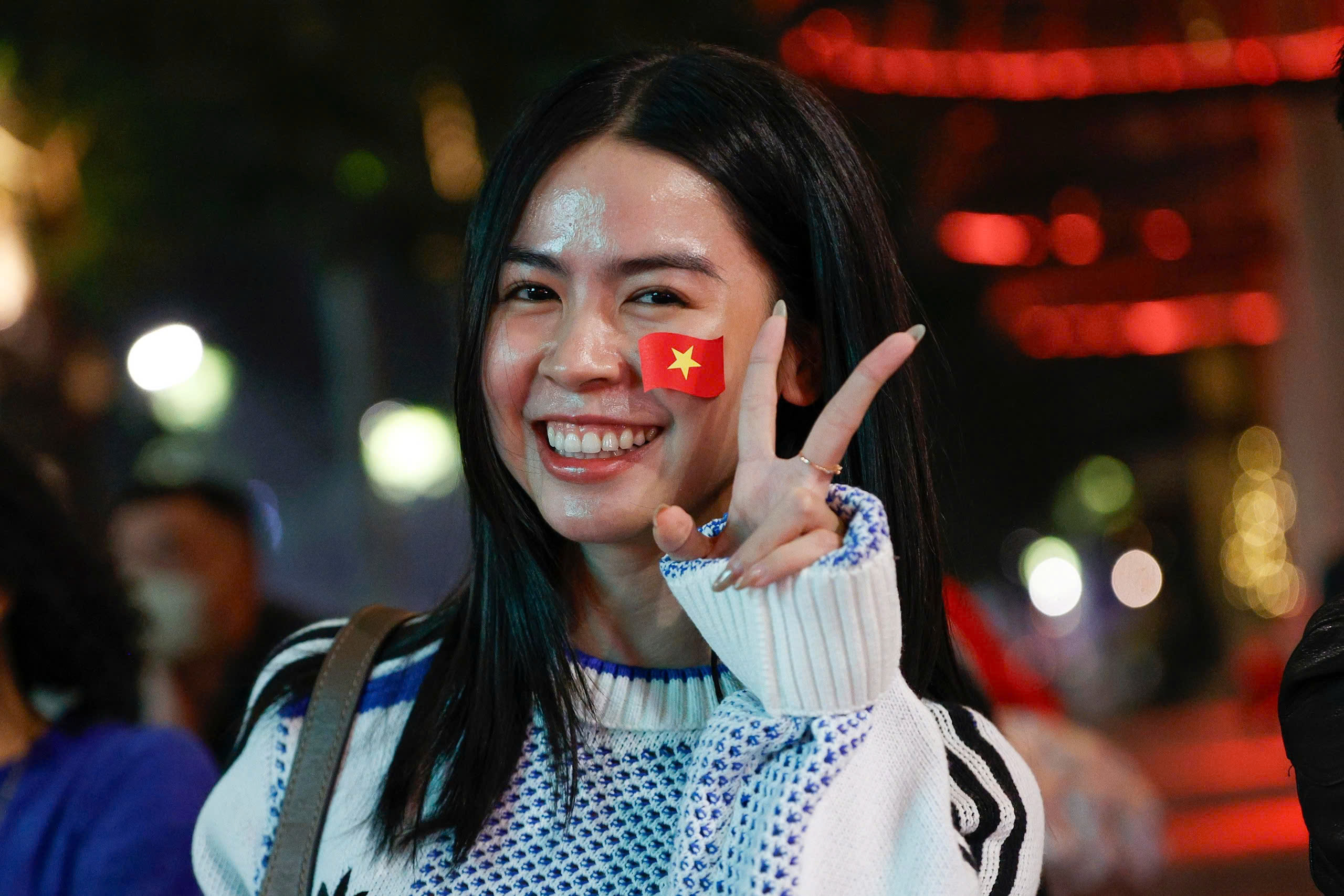 Người Hà Nội bắn pháo hoa, đi bão xuyên đêm mừng U.22 Việt Nam giành HCV SEA Games 33- Ảnh 6. Người Hà Nội bắn pháo hoa, đi bão xuyên đêm mừng U.22 Việt Nam giành HCV SEA Games 33- Ảnh 6.