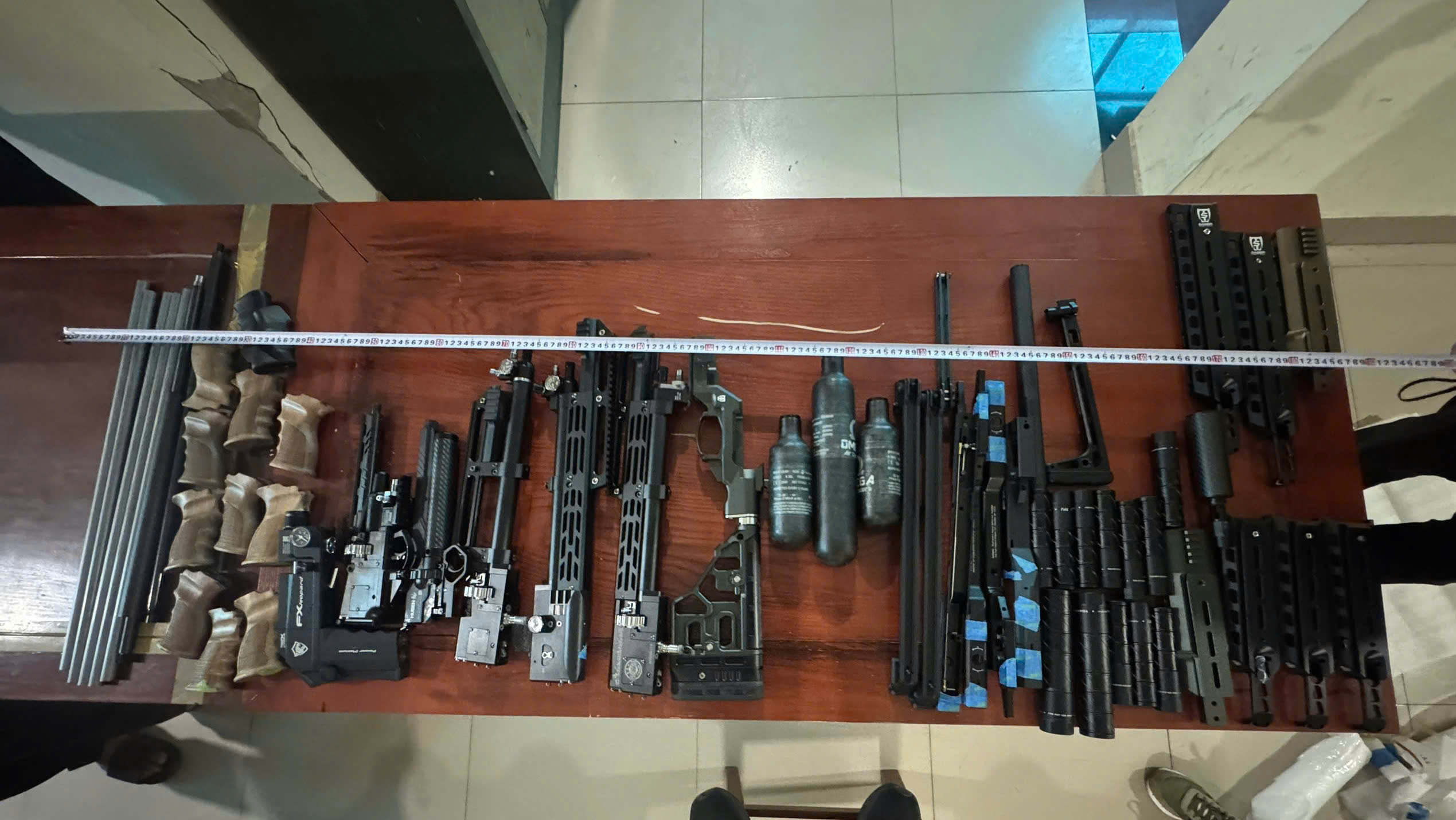 Quảng Trị: Phát hiện xe khách chở hàng trăm linh kiện lắp ráp súng- Ảnh 3.