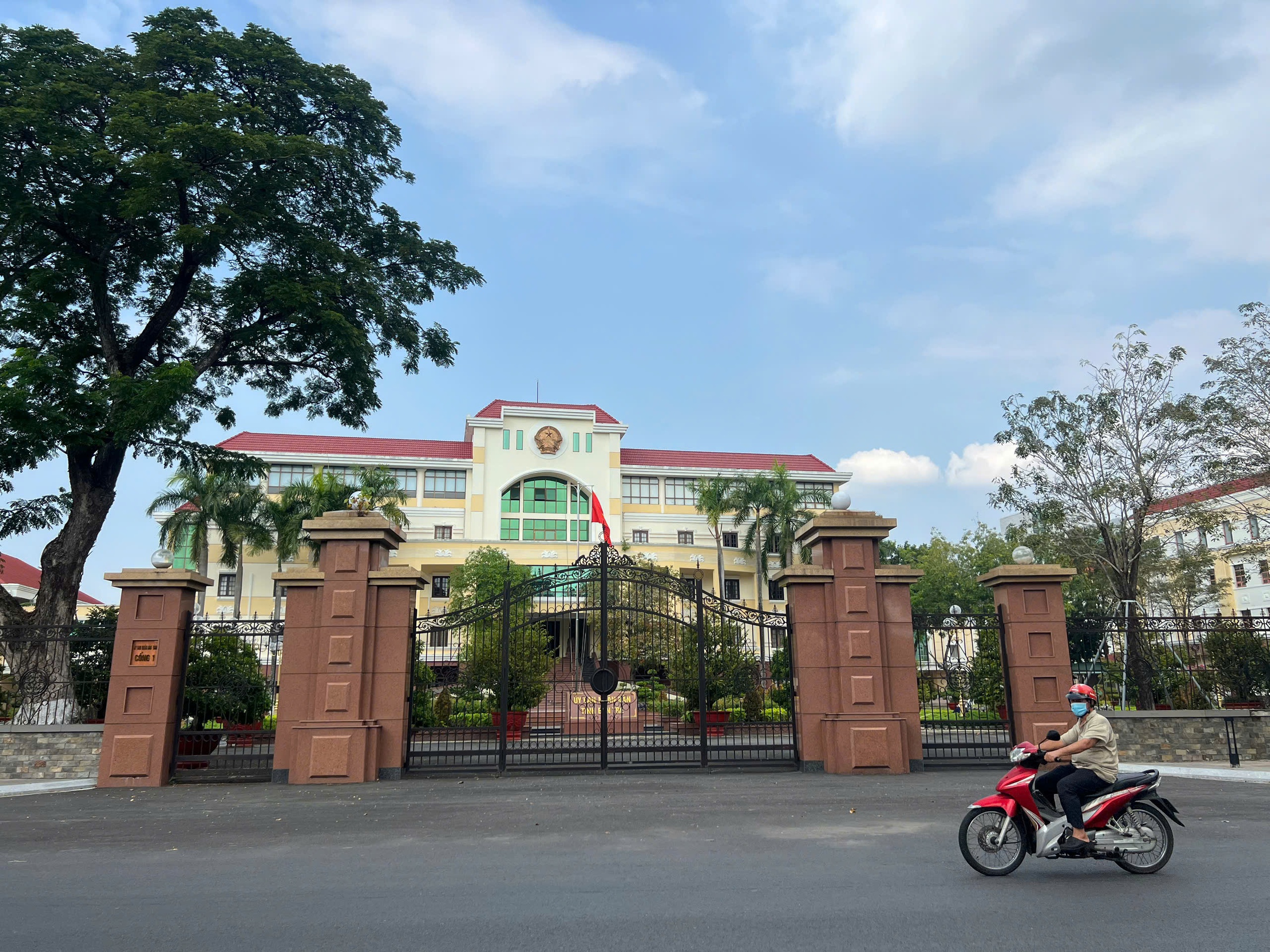 Đề xuất di dời Sở NN-MT Vĩnh Long về trụ sở Tỉnh ủy Bến Tre cũ- Ảnh 1. Đề xuất di dời Sở NN-MT Vĩnh Long về trụ sở Tỉnh ủy Bến Tre cũ- Ảnh 1.