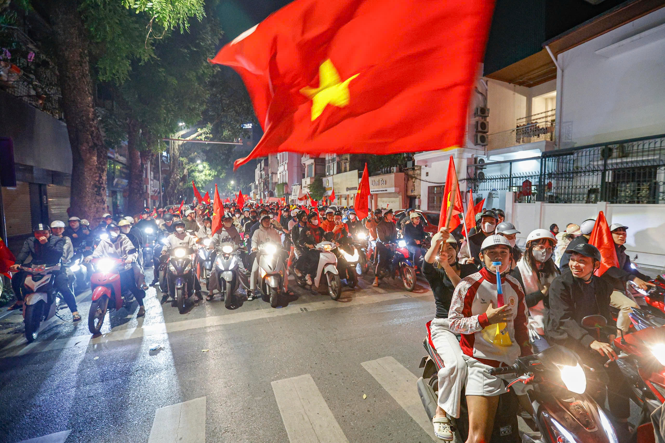 Người Hà Nội bắn pháo hoa, đi bão xuyên đêm mừng U.22 Việt Nam giành HCV SEA Games 33- Ảnh 1. Người Hà Nội bắn pháo hoa, đi bão xuyên đêm mừng U.22 Việt Nam giành HCV SEA Games 33- Ảnh 1.