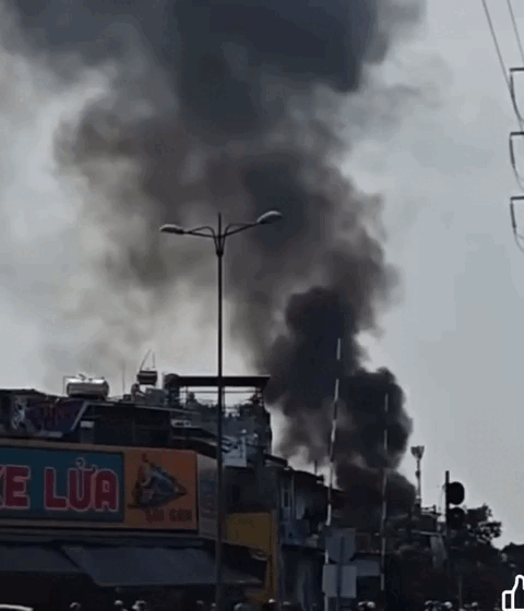 Bất cẩn trong lúc nấu ăn, người phụ nữ gây cháy nhà ở TP.HCM - Ảnh 1.