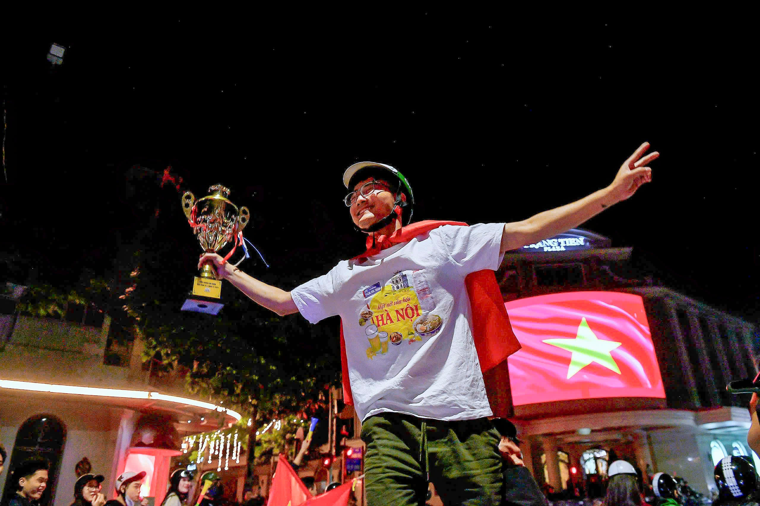 Người Hà Nội bắn pháo hoa, đi bão xuyên đêm mừng U.22 Việt Nam giành HCV SEA Games 33- Ảnh 7. Người Hà Nội bắn pháo hoa, đi bão xuyên đêm mừng U.22 Việt Nam giành HCV SEA Games 33- Ảnh 7.