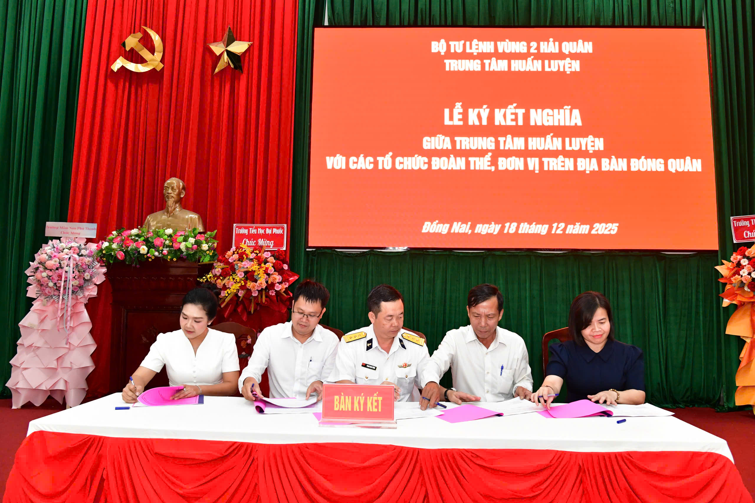 Thắt chặt tình quân dân trong hoạt động kết nghĩa của Vùng 2 Hải quân- Ảnh 1.