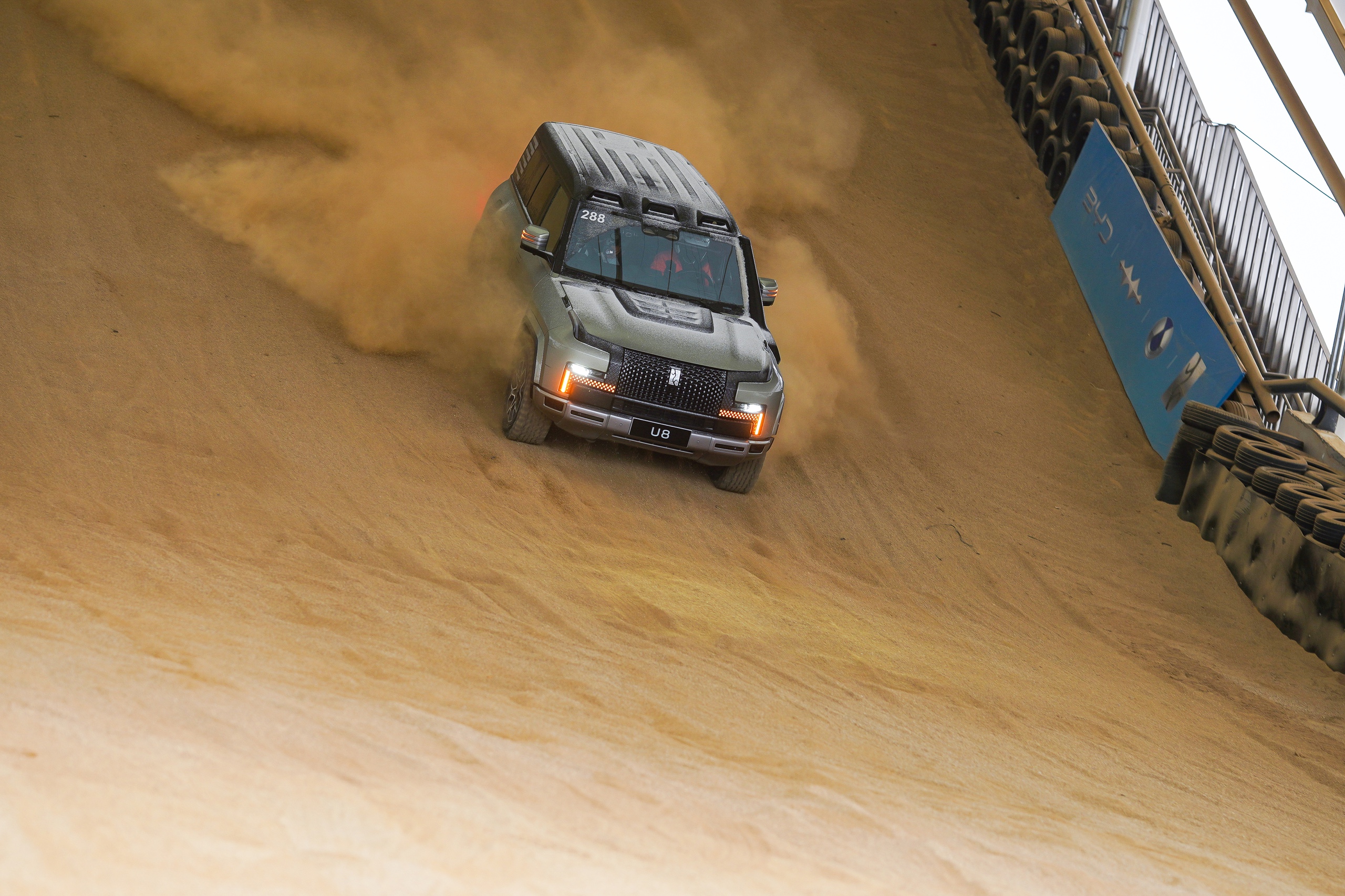 Trường đua BYD: Trải nghiệm tốc độ và công nghệ xe năng lượng mới tại Trịnh Châu - Ảnh 4. Trường đua BYD: Trải nghiệm tốc độ và công nghệ xe năng lượng mới tại Trịnh Châu - Ảnh 4.