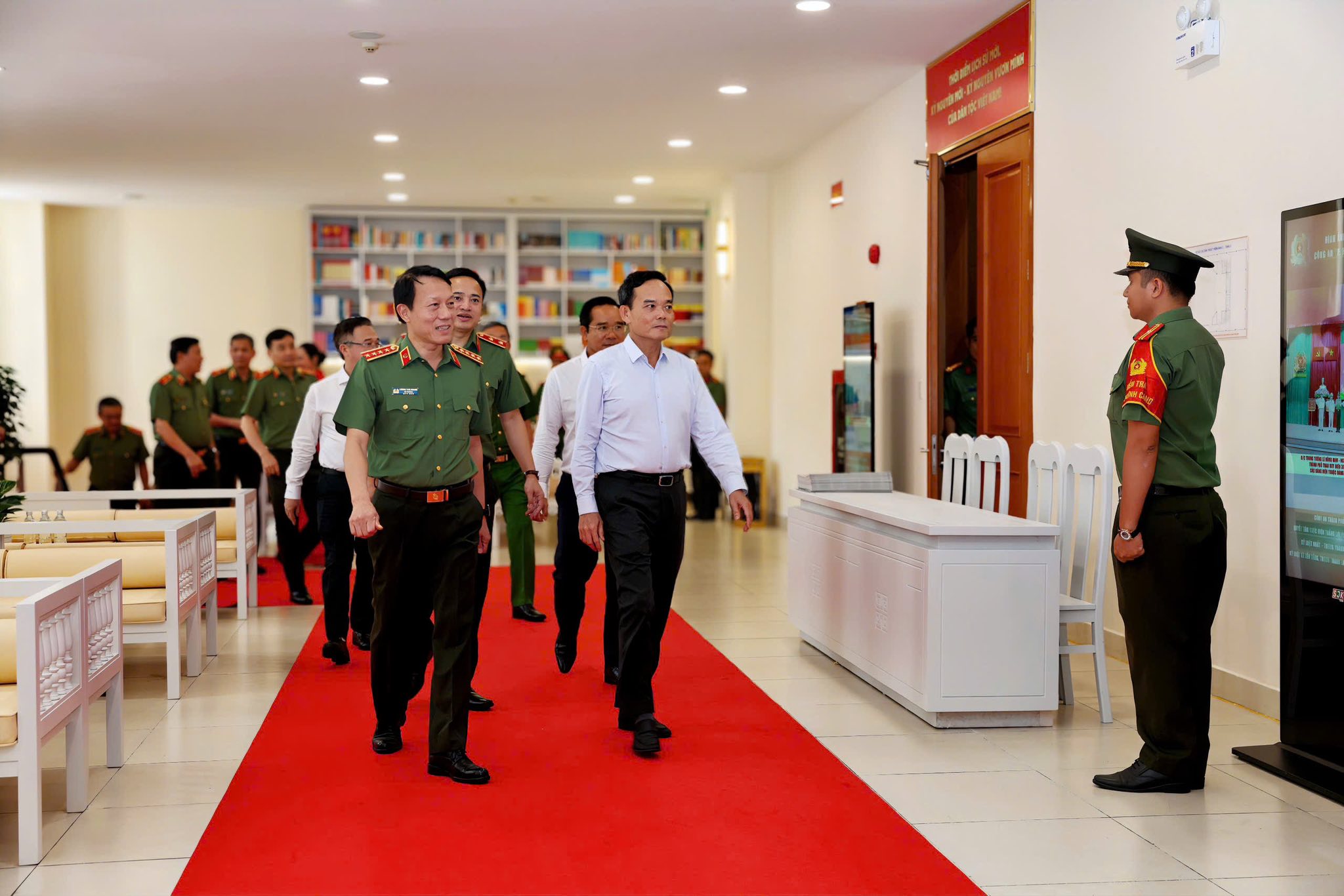 Bộ trưởng Công an khen Công an TP.HCM kéo giảm sâu tội phạm trật tự xã hội- Ảnh 4.