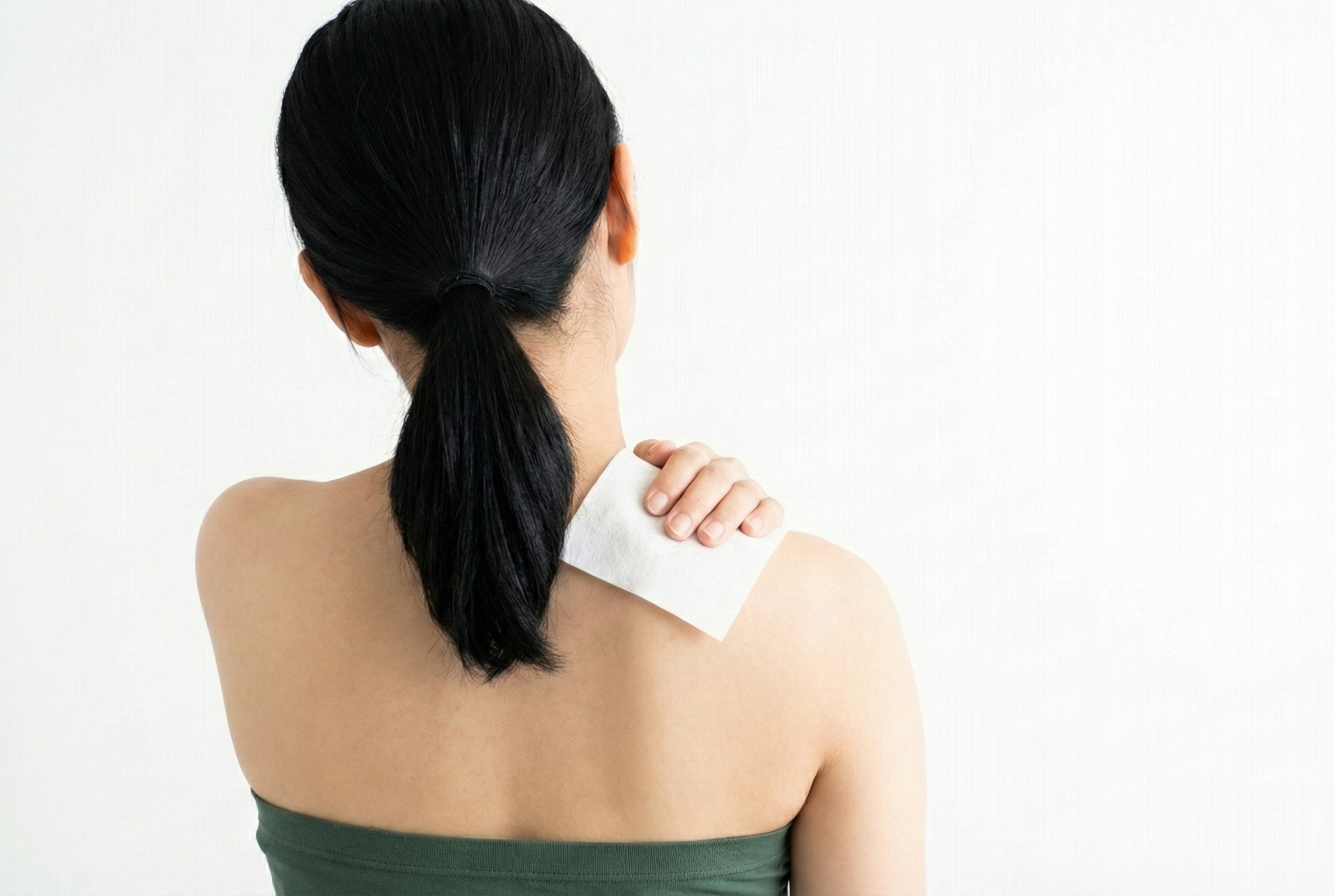 Sử dụng đúng cách cao dán, dầu nóng để giảm đau mỏi cổ vai gáy - Ảnh 1.