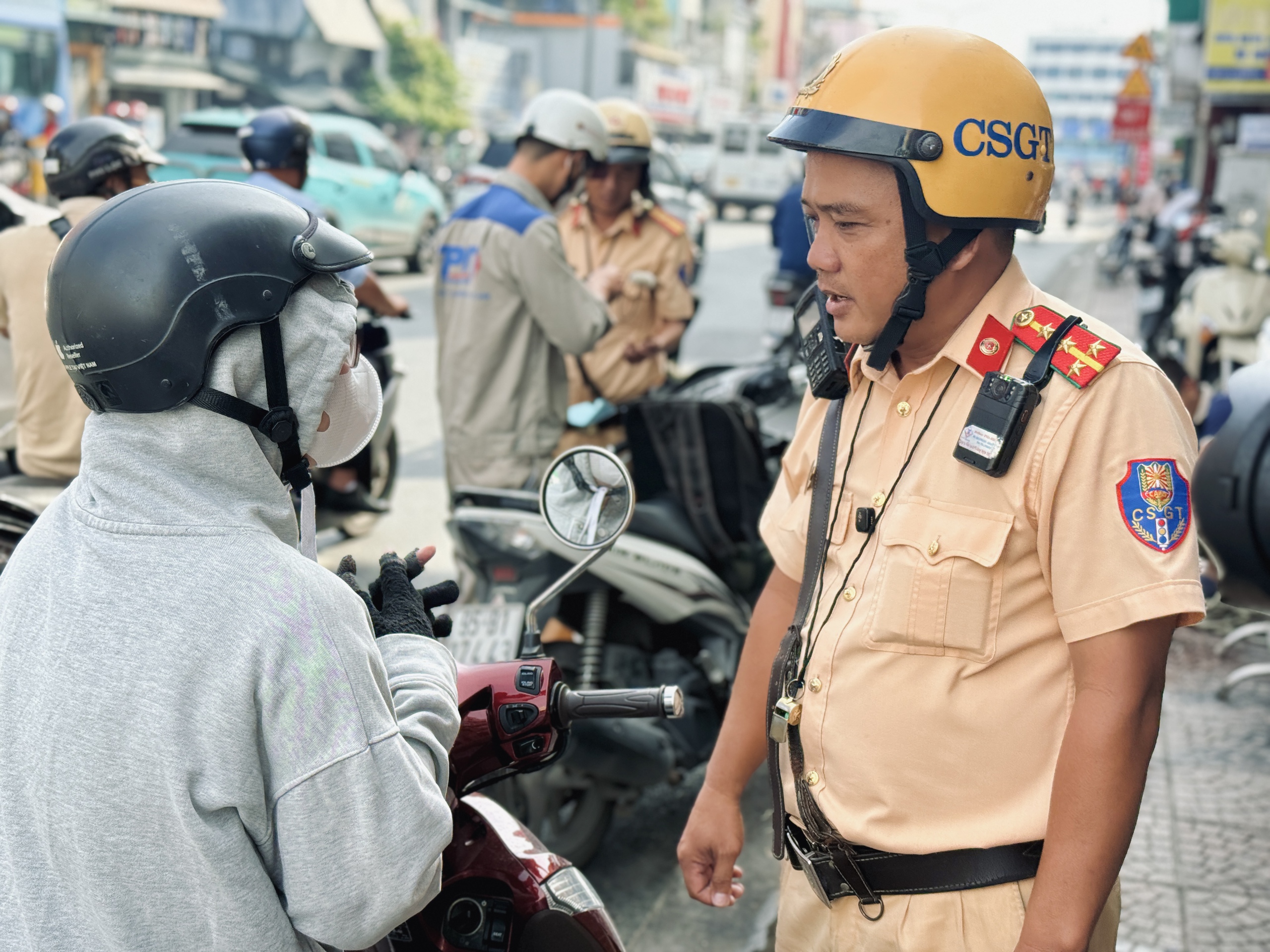 CSGT TP.HCM dùng thiết bị kỹ thuật nghiệp vụ xử lý vi phạm trong cao điểm - Ảnh 1.