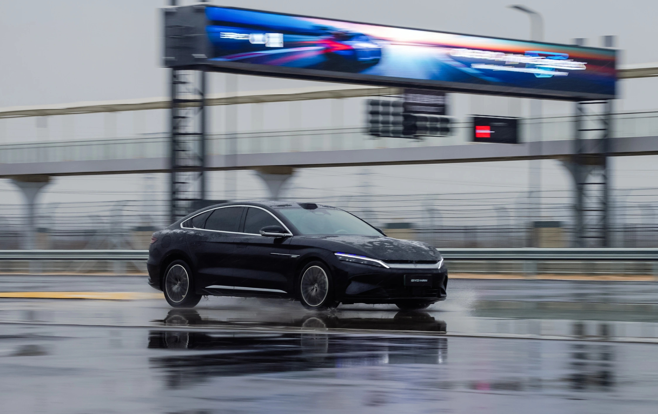 Trường đua BYD: Trải nghiệm tốc độ và công nghệ xe năng lượng mới tại Trịnh Châu - Ảnh 1. Trường đua BYD: Trải nghiệm tốc độ và công nghệ xe năng lượng mới tại Trịnh Châu - Ảnh 1.