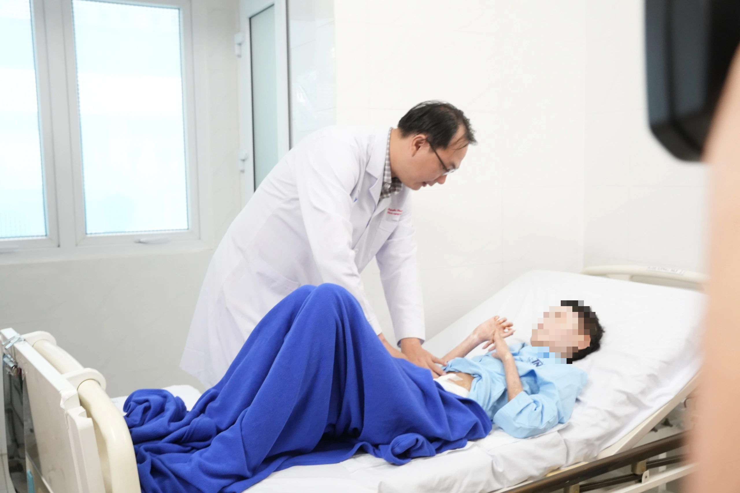 Nữ bệnh nhân 19 tuổi ở TP.HCM suýt mất mạng vì tự ý bỏ thuốc điều trị- Ảnh 1.