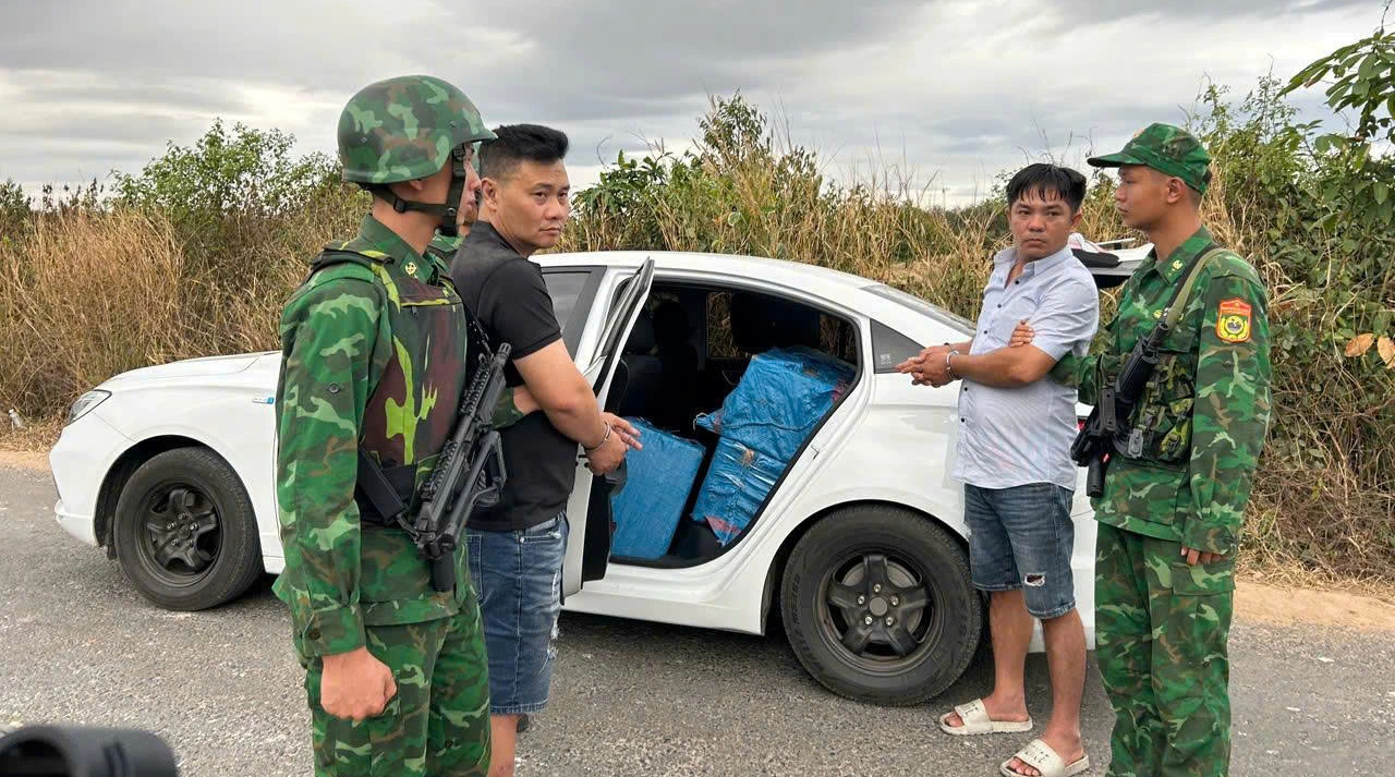 "Nóng" biên giới Tây Ninh: Trắng đêm chặn đứng dòng người xuất - nhập cảnh lậu  - Ảnh 4.