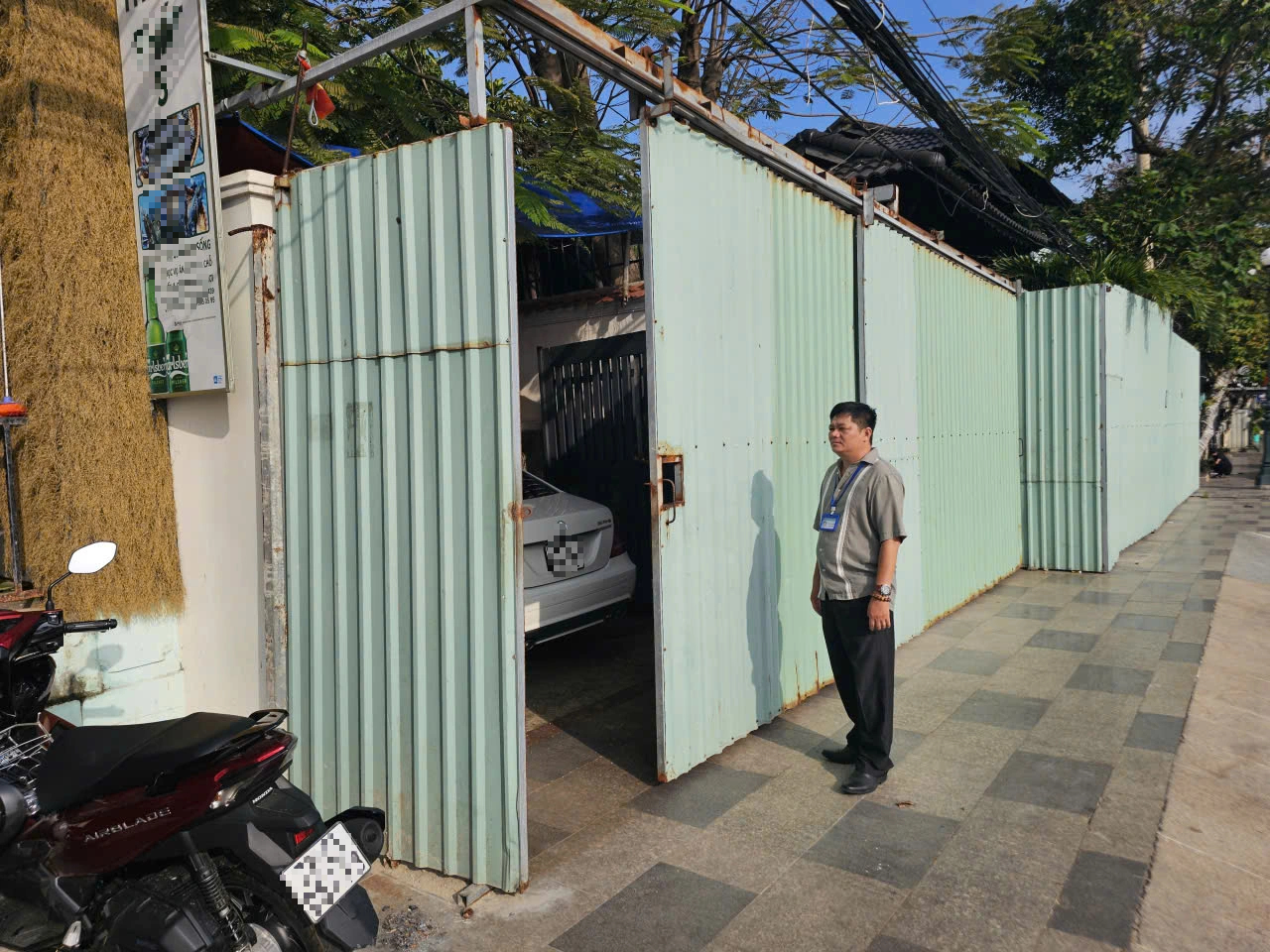 TP.HCM: Phường Vũng Tàu yêu cầu tháo dỡ hàng rào tôn lấn chiếm vỉa hè Trần Phú- Ảnh 1.