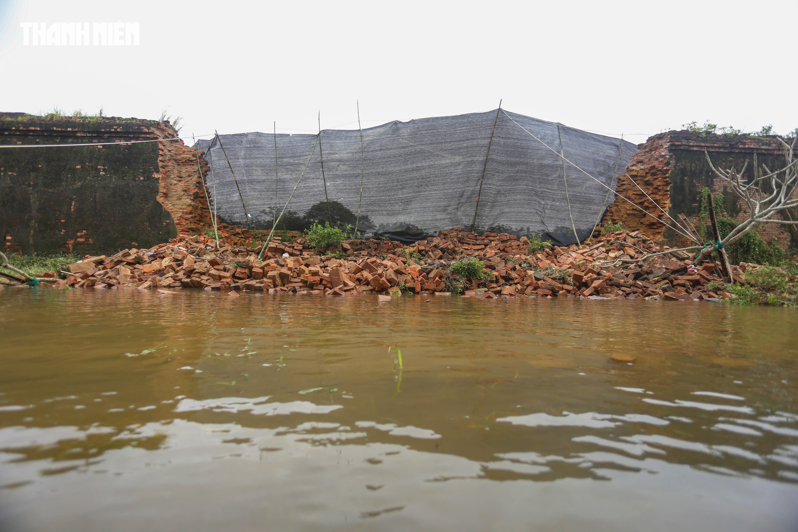 Đoạn tường hoàng thành bị sập do mưa lũ: TP.Huế chi 2,2 tỉ đồng khắc phục - Ảnh 2. Đoạn tường hoàng thành bị sập do mưa lũ: TP.Huế chi 2,2 tỉ đồng khắc phục - Ảnh 2.