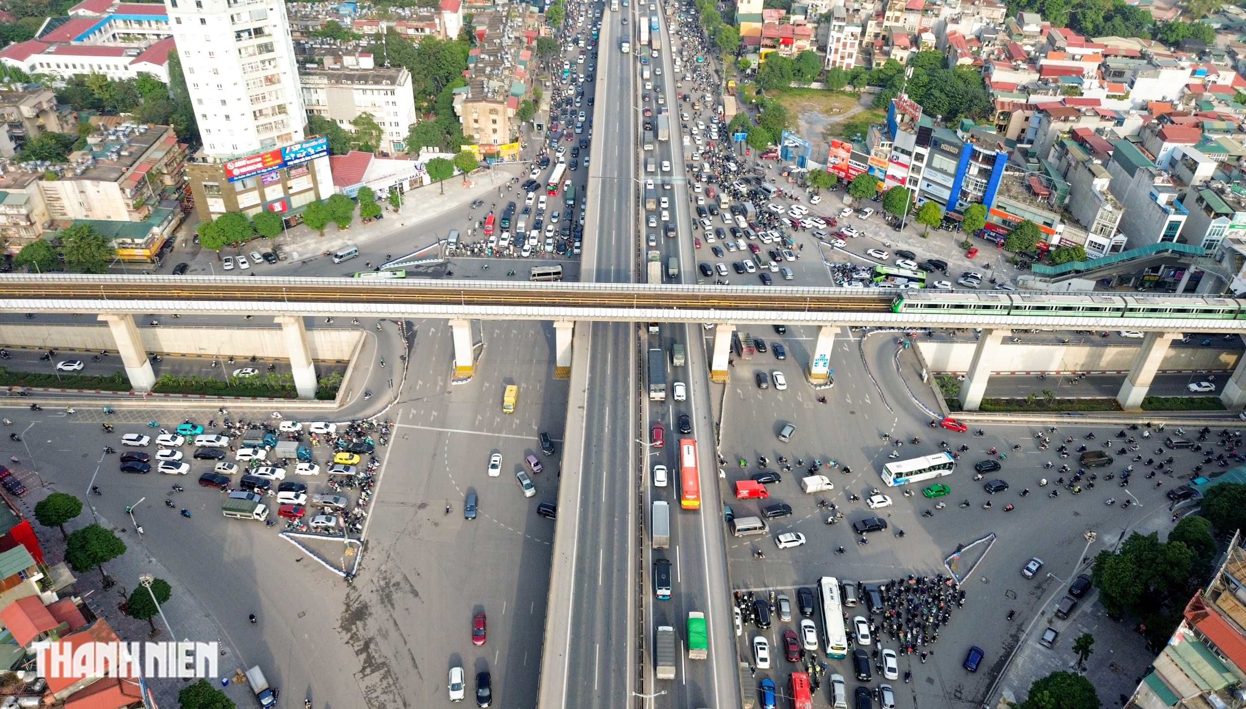 Hơn 1.800 camera AI soi khắp phố, xe máy vẫn nối đuôi nhau trên vỉa hè- Ảnh 1. Hơn 1.800 camera AI soi khắp phố, xe máy vẫn nối đuôi nhau trên vỉa hè- Ảnh 1.