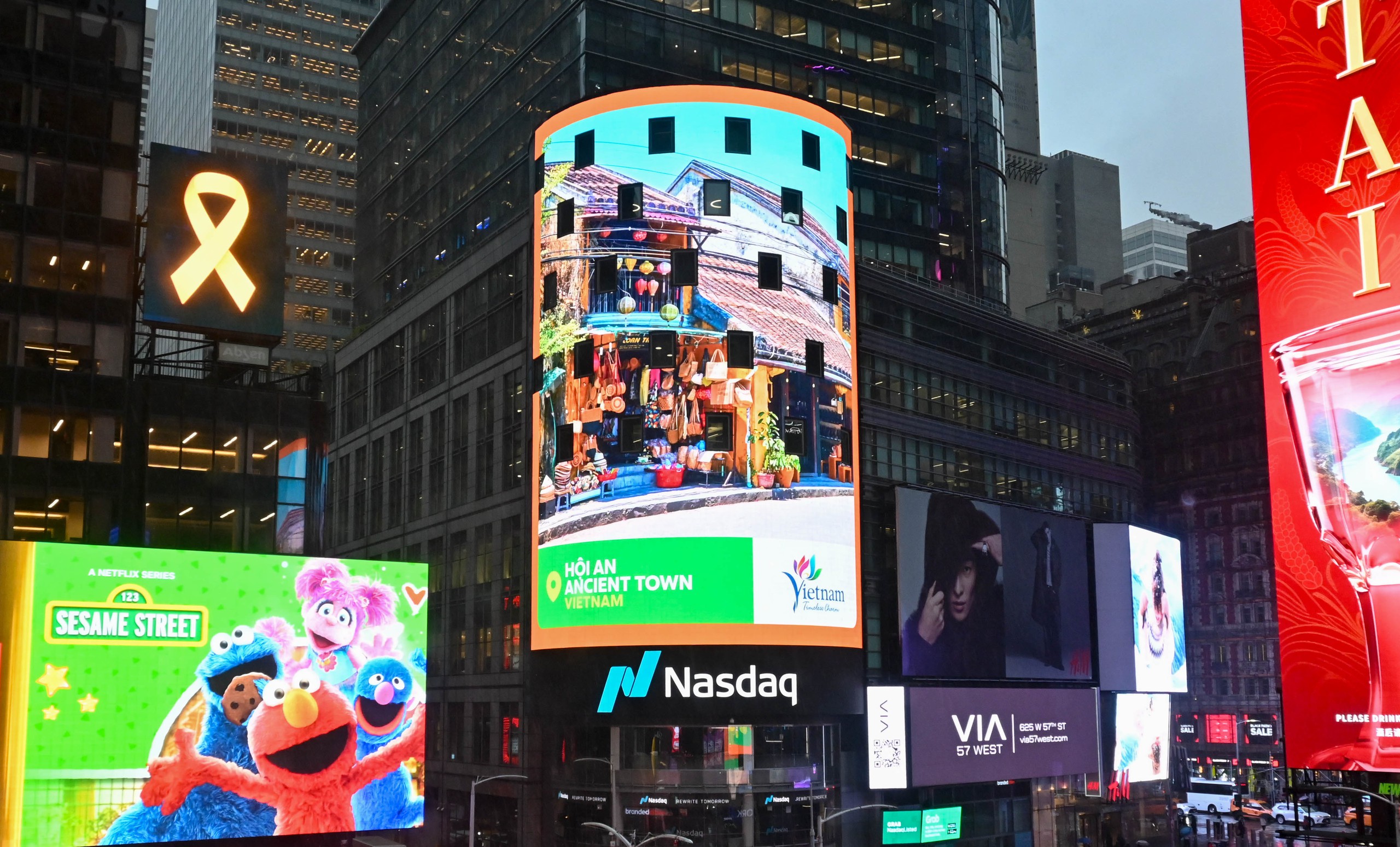 Du lịch Việt Nam tỏa sáng tại Quảng trường Thời Đại với hình ảnh Xích lô và bánh xèo - Ảnh 2. Du lịch Việt Nam tỏa sáng tại Quảng trường Thời Đại với hình ảnh Xích lô và bánh xèo - Ảnh 2.