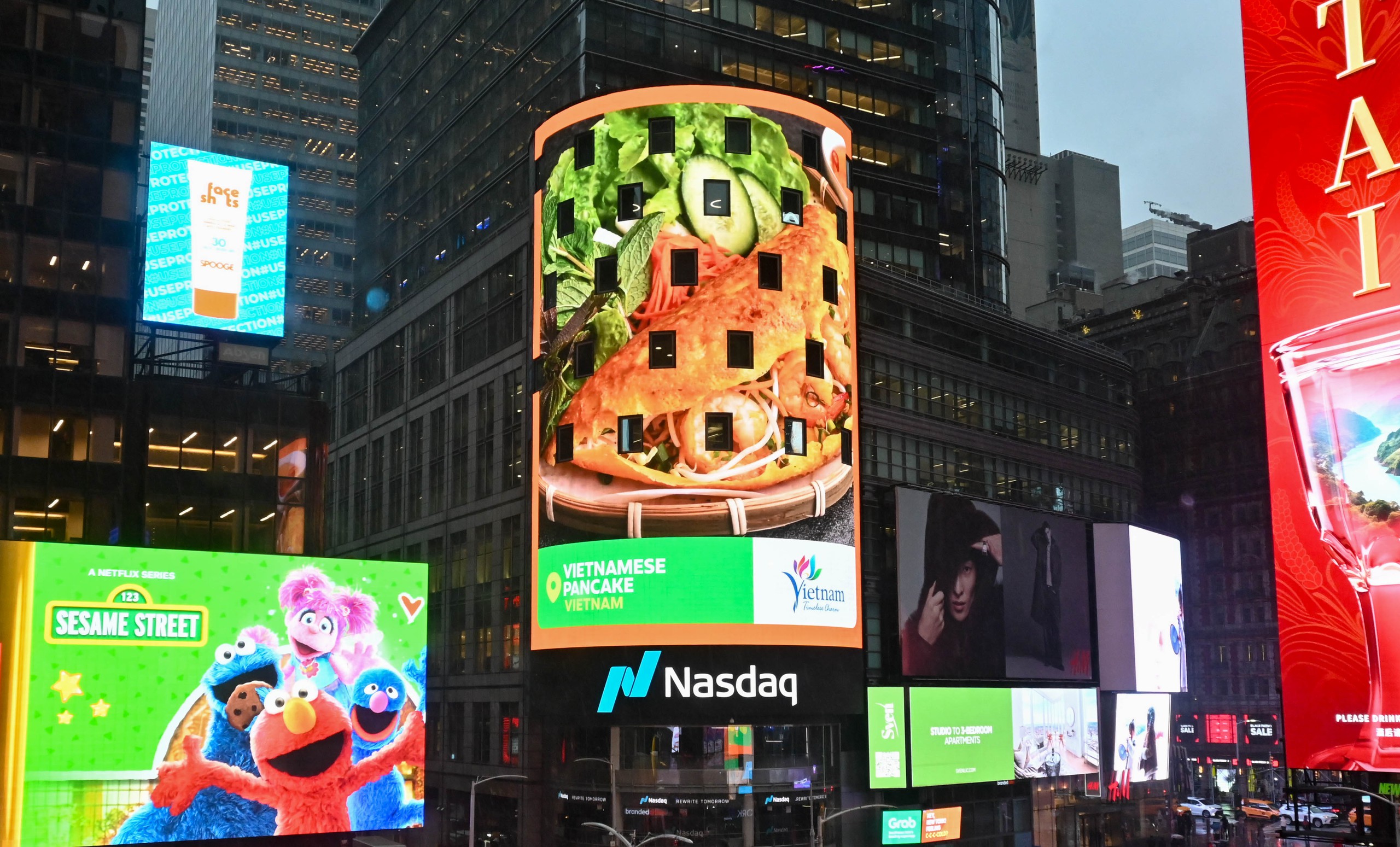 Du lịch Việt Nam tỏa sáng tại Quảng trường Thời Đại với hình ảnh Xích lô và bánh xèo - Ảnh 4. Du lịch Việt Nam tỏa sáng tại Quảng trường Thời Đại với hình ảnh Xích lô và bánh xèo - Ảnh 4.