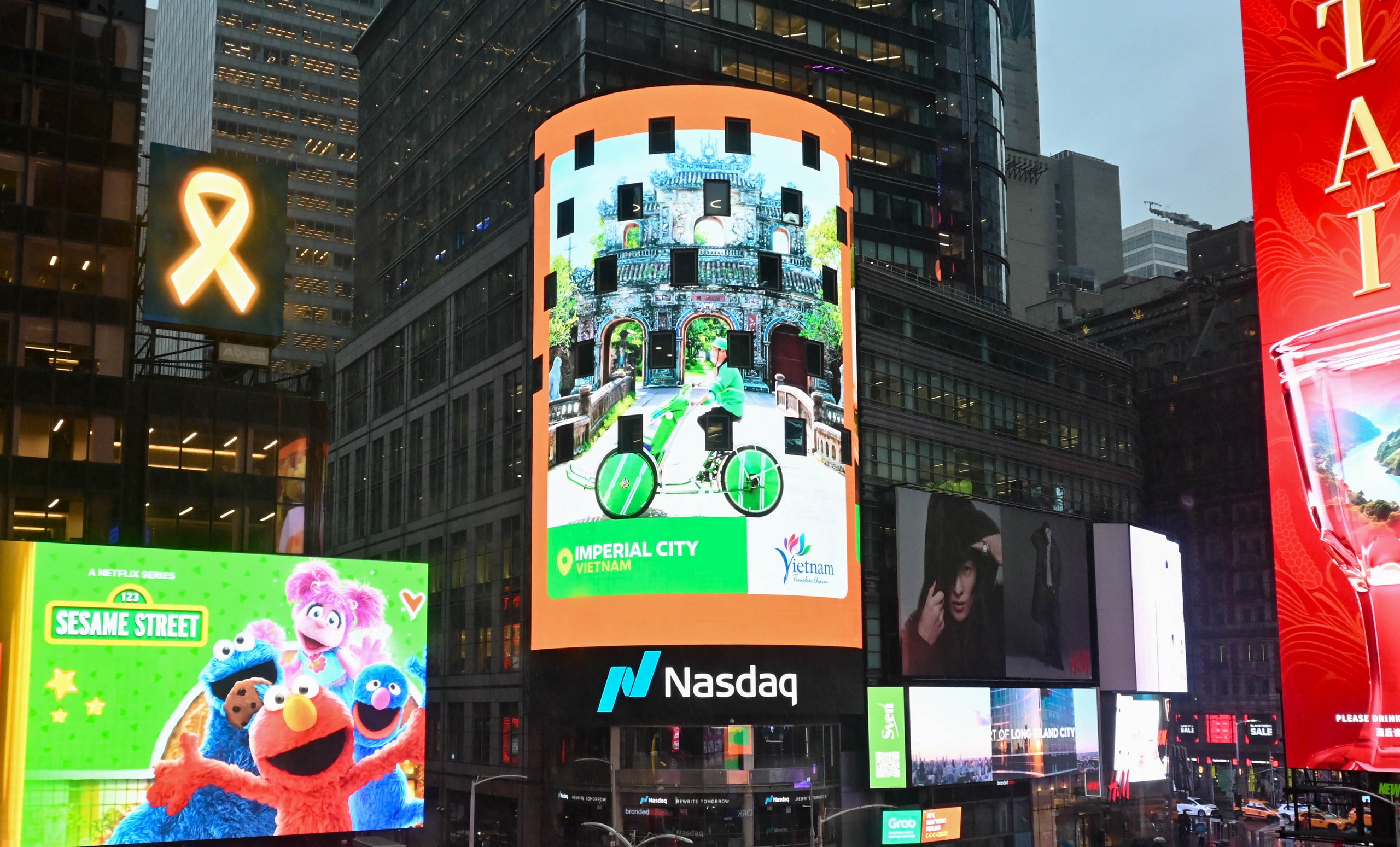 Du lịch Việt Nam tỏa sáng tại Quảng trường Thời Đại với hình ảnh Xích lô và bánh xèo - Ảnh 5. Du lịch Việt Nam tỏa sáng tại Quảng trường Thời Đại với hình ảnh Xích lô và bánh xèo - Ảnh 5.