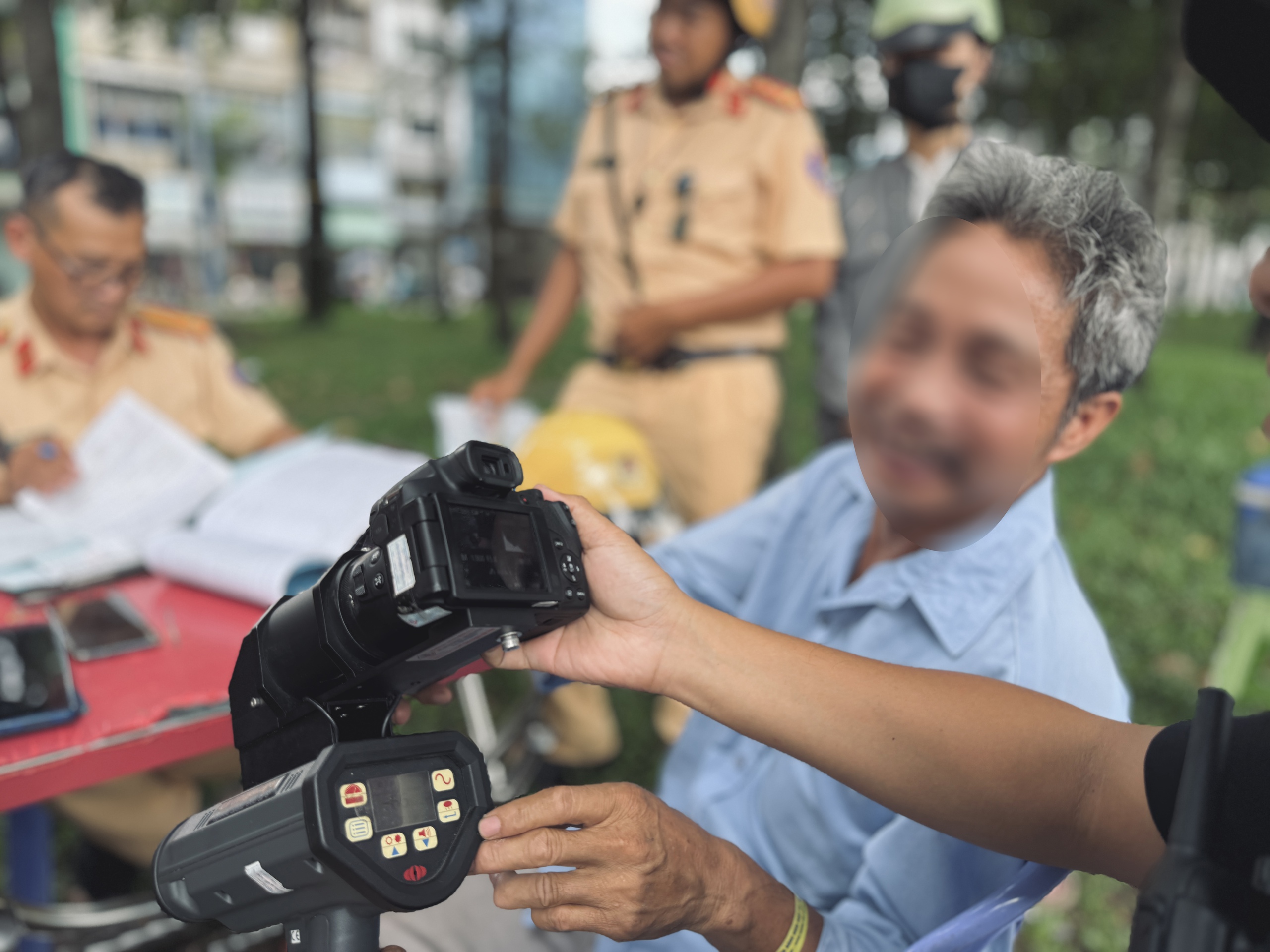 CSGT TP.HCM dùng thiết bị kỹ thuật nghiệp vụ xử lý vi phạm trong cao điểm - Ảnh 3.