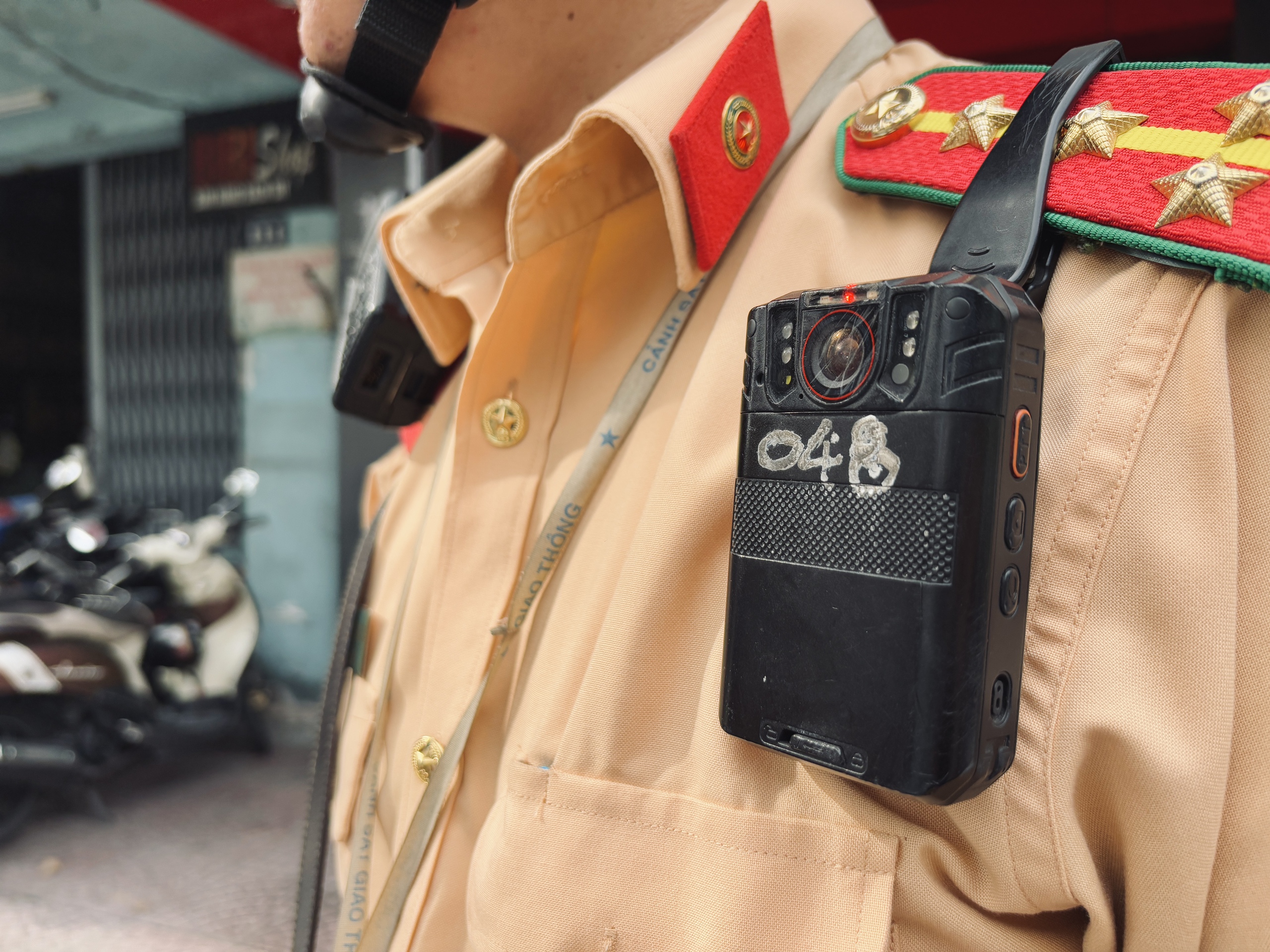 CSGT TP.HCM dùng thiết bị kỹ thuật nghiệp vụ xử lý vi phạm trong cao điểm - Ảnh 2.