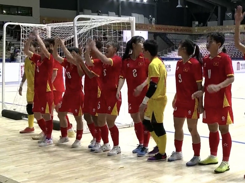 Th&ugrave;y Trang c&ugrave;ng đội tuyển futsal nữ Việt Nam đoạt HCV SEA Games lịch sử: Tuyệt vời!- Ảnh 3.